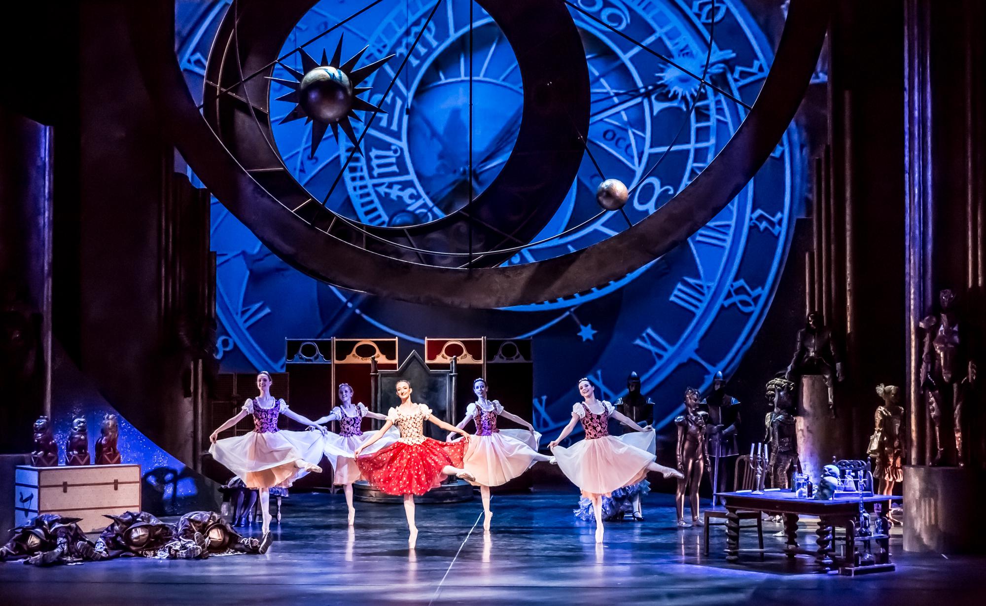 „Coppélia“ von Gonzalo Galguera. Tanz: Audrey Becker, Sophie Allnat, Lou Beyne, Laura Dominijanni, Antanina Maksimovich