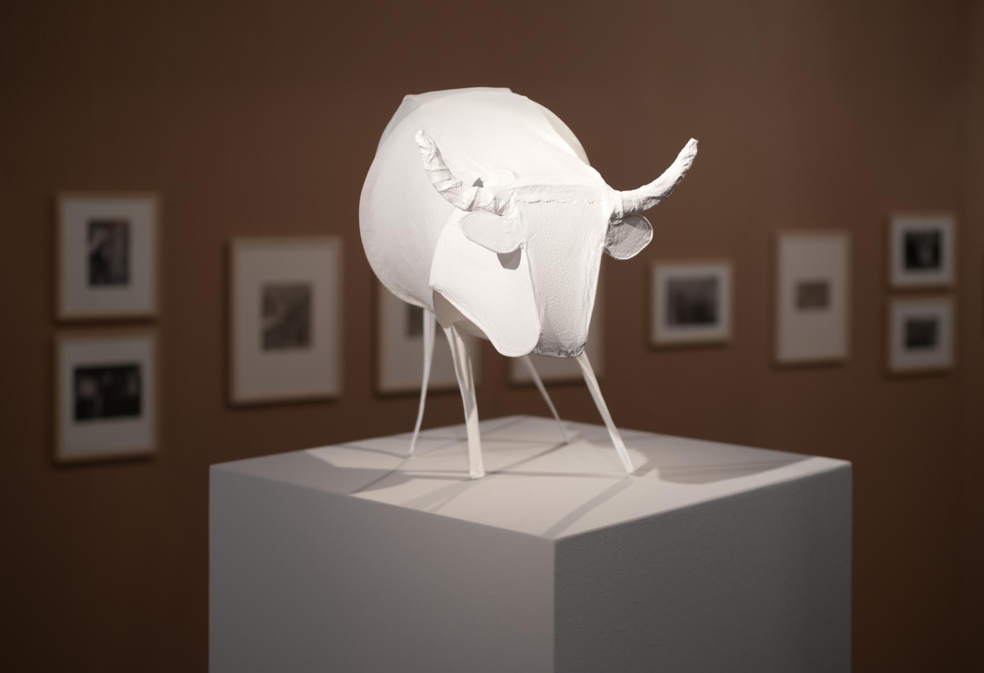 „Das Goldene Kalb“, Objekt aus Papier der Künstlerin Traudel Stahl in der Ausstellung „Das Echo der Utopien. Tanz und Politik“ im Tanzmuseum des Deutschen Tanzarchivs Köln