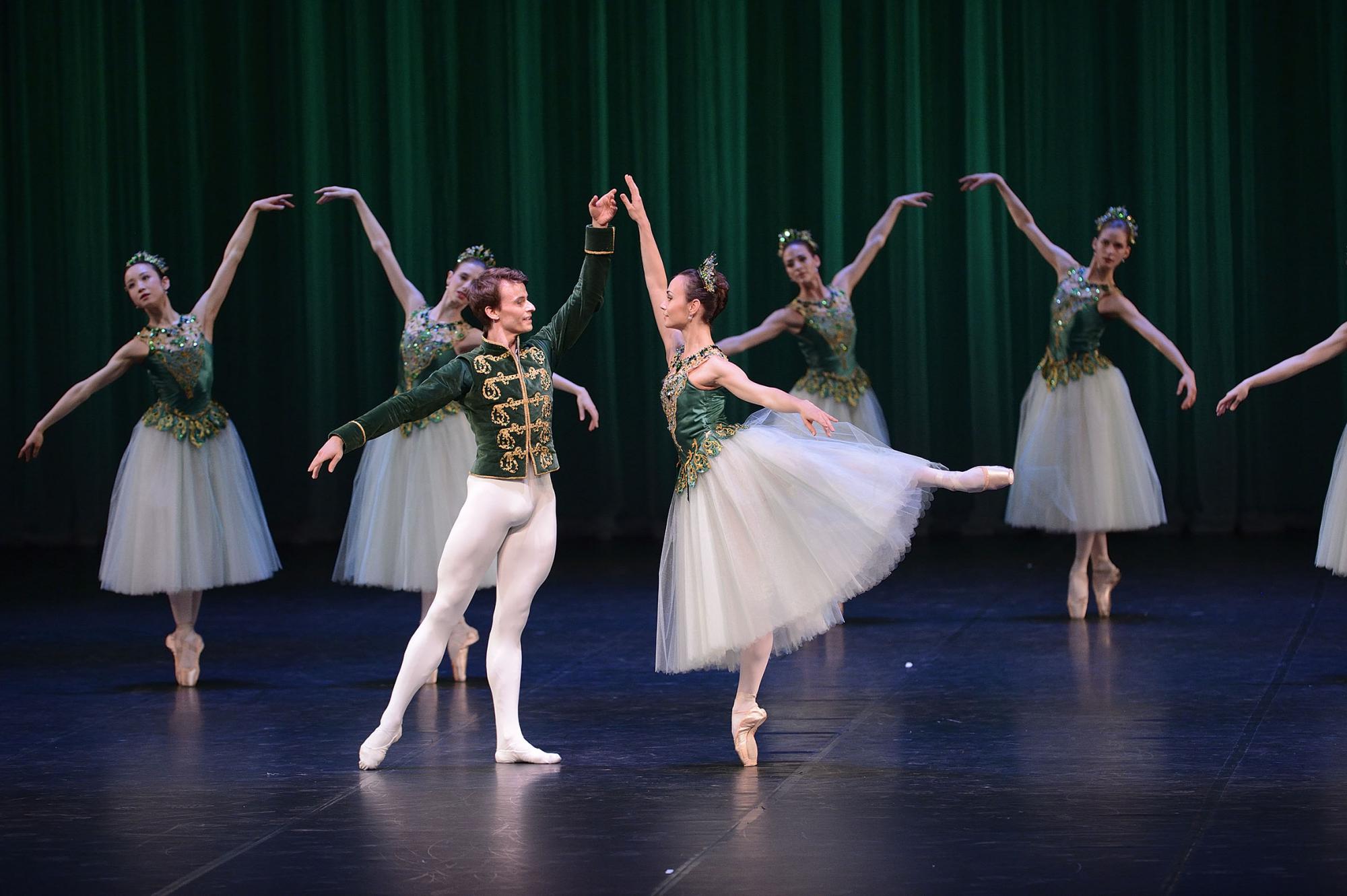 „Jewels“ von George Balanchine. Tanz: Krasina Pavloava, Marian Walter &amp; Ensemble in „Emeralds“