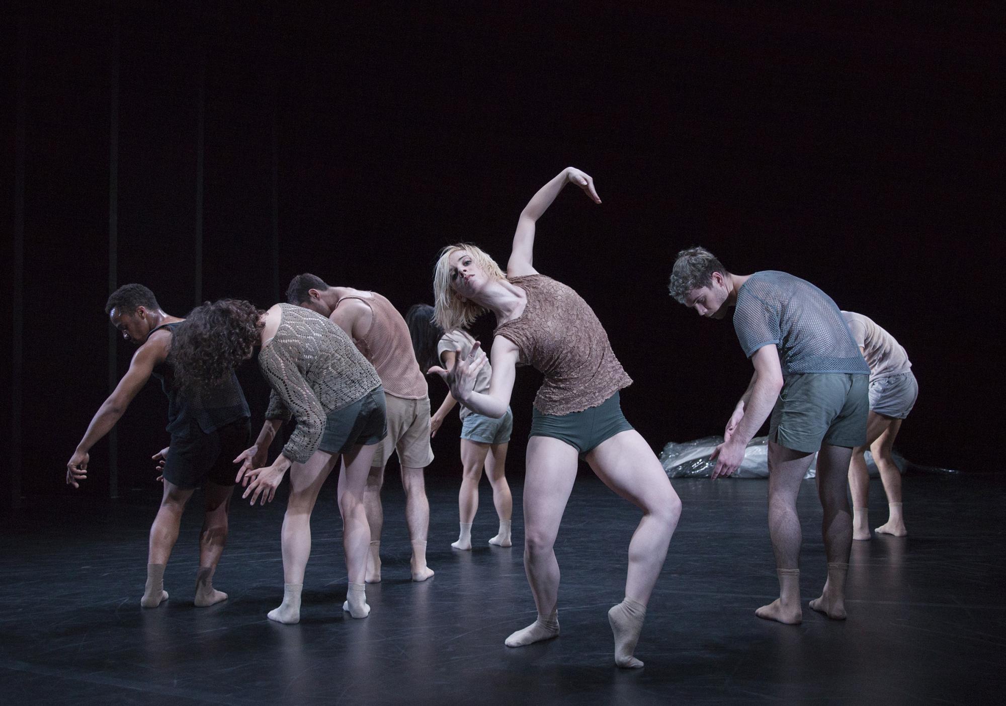 „City moves“ von Antoine Jully. Tanz: Nicol Omezzolli, Ensemble