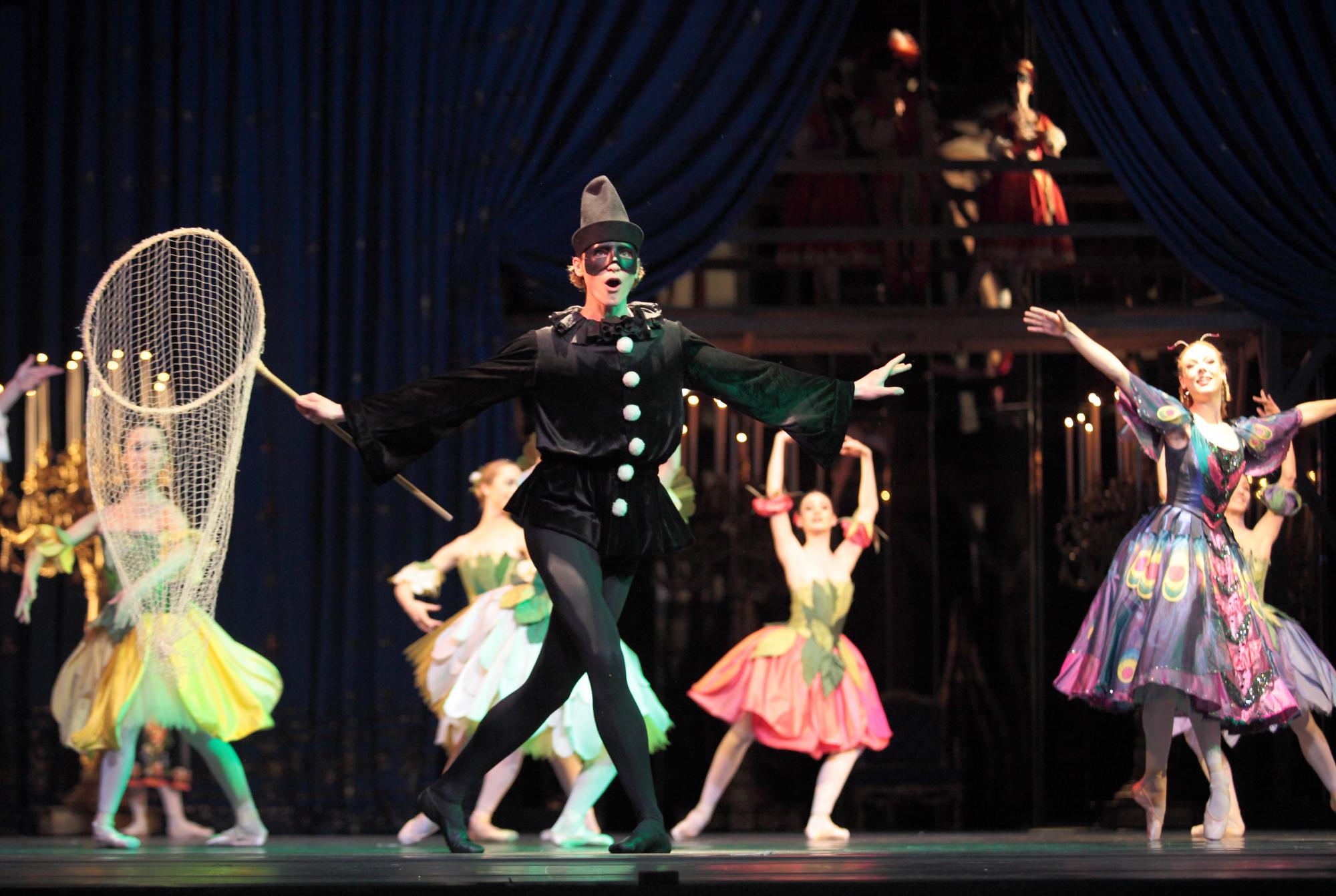 „Illusionen - wie Schwanensee“ von John Neumeier. Tanz: Marlon Dino und Ensemble