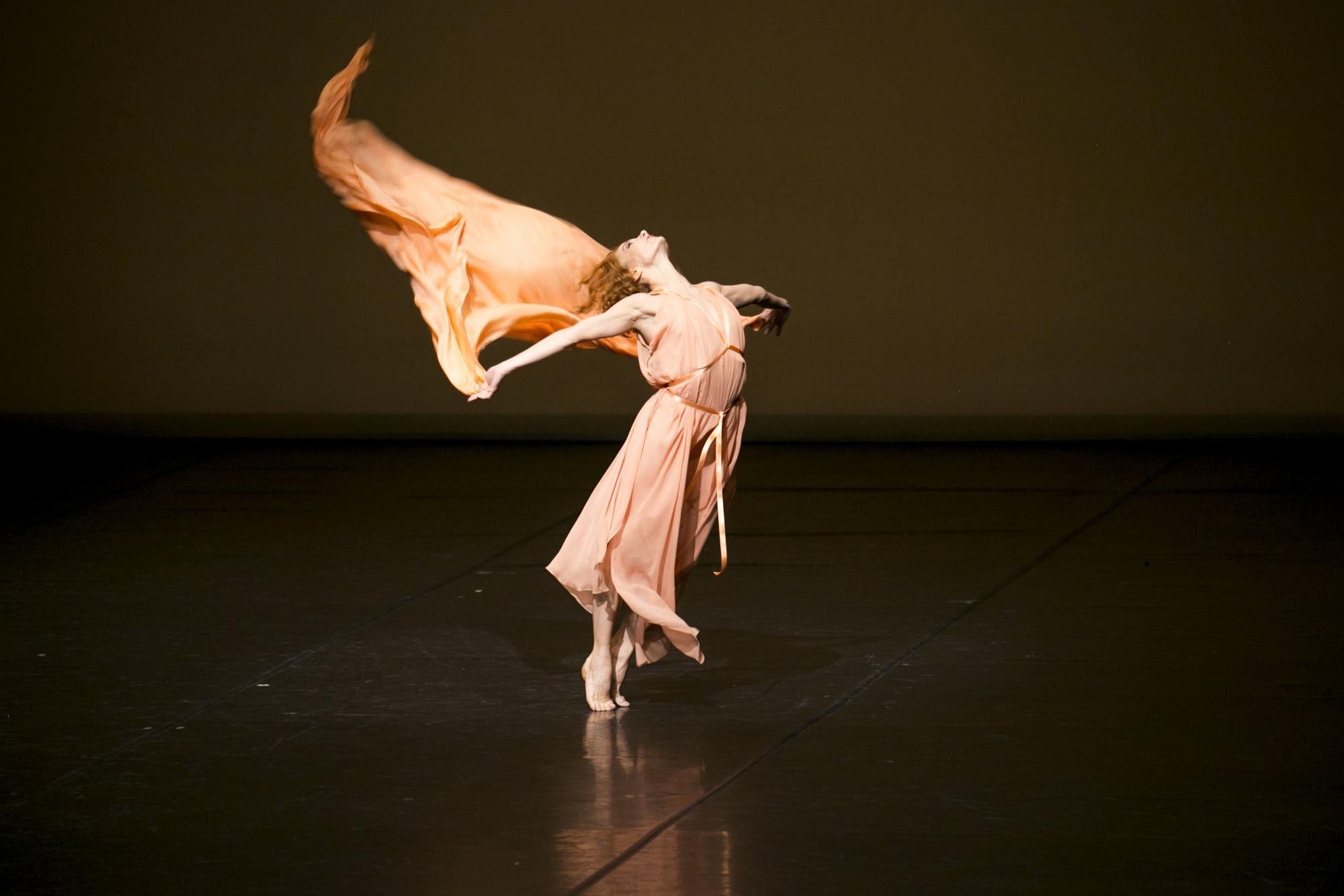 „Five Brahms Waltzes in the manner of Isadora Duncan“ von Frederick Ashton. Tanz: Tamara Rojo