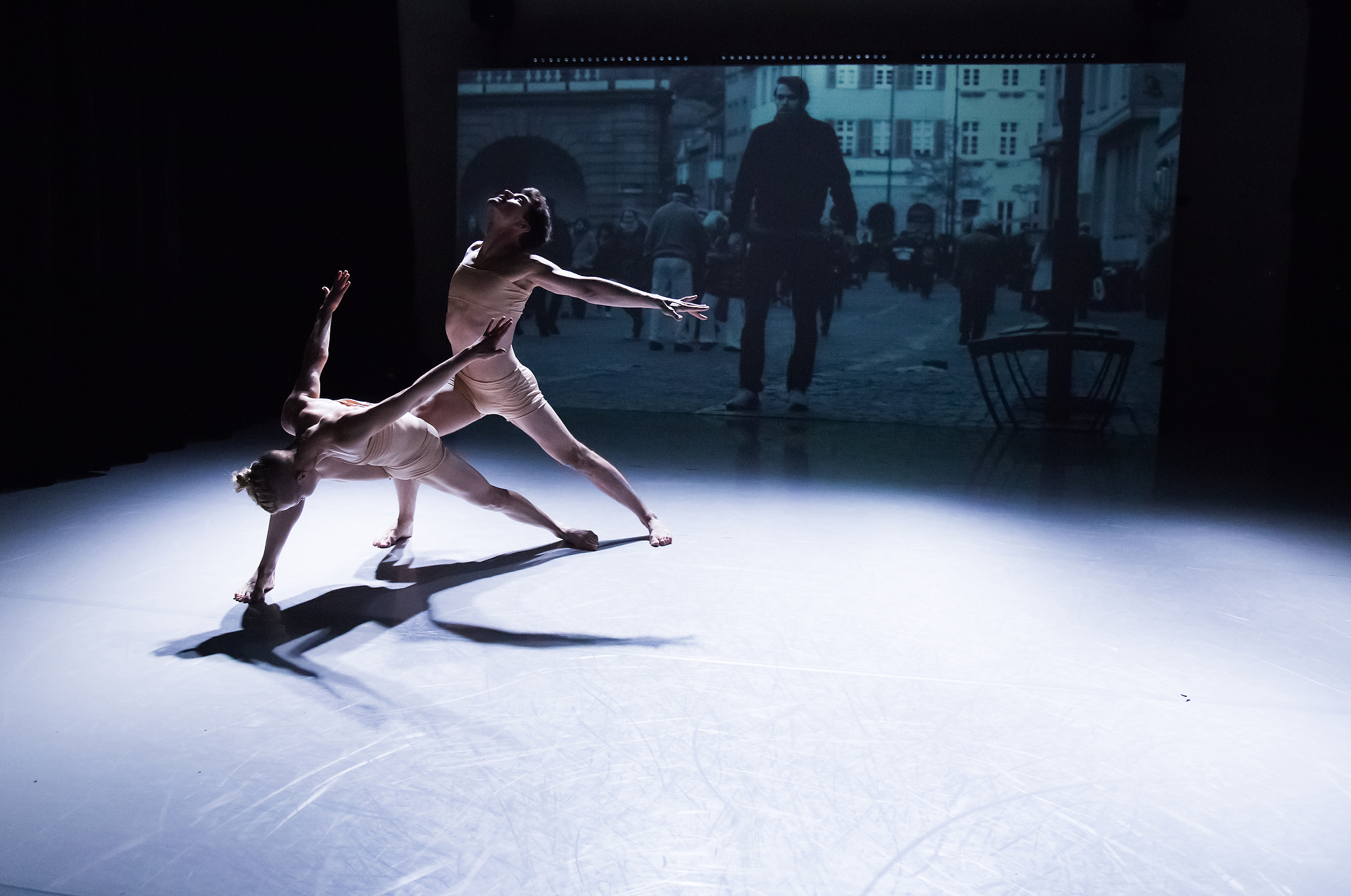 „Between Body and Soul“ von Brecht Bovijn. Tanz: Emma Välimäki, Paolo Amerio