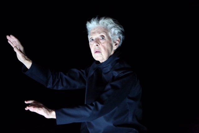 „Monument 0.1: Valda &amp; Gus“ von Eszter Salamon mit Christophe Wavelet