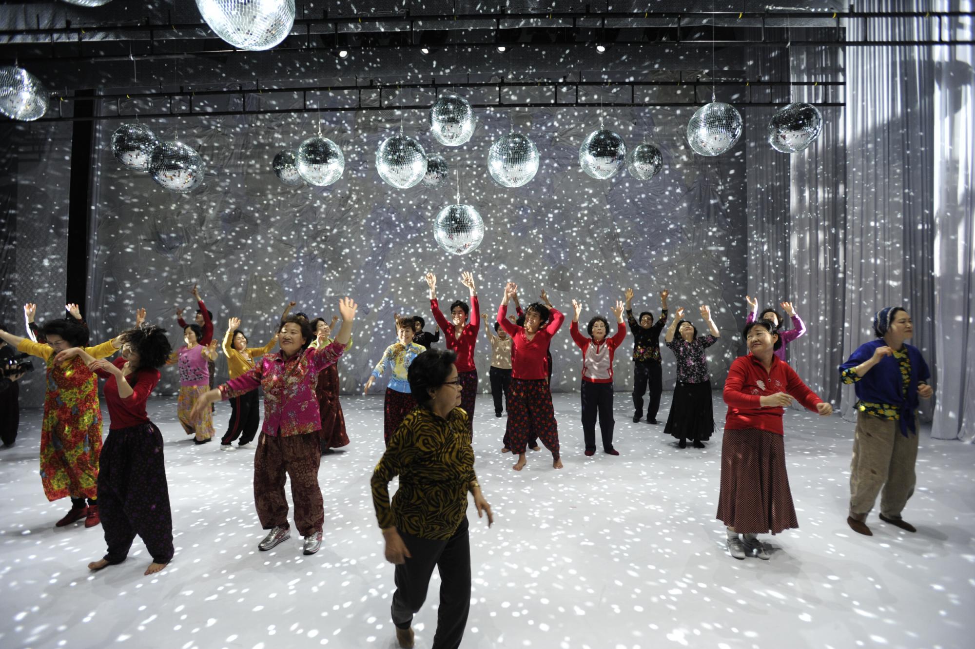 „Dancing Grandmothers“ von Eun-Me Ahn