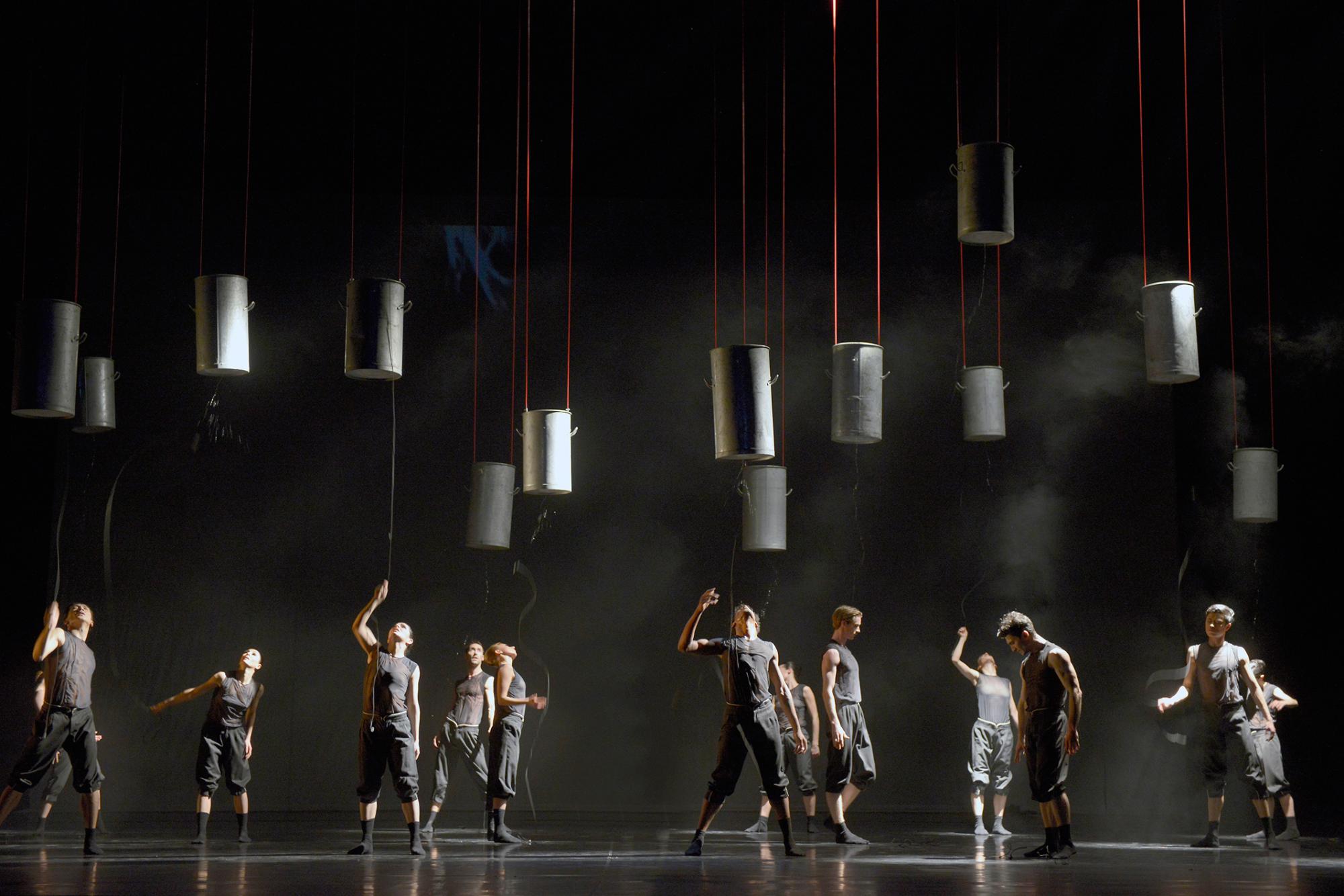 „Flockwork“ von Alexander Ekman. Tanz: Ensemble.