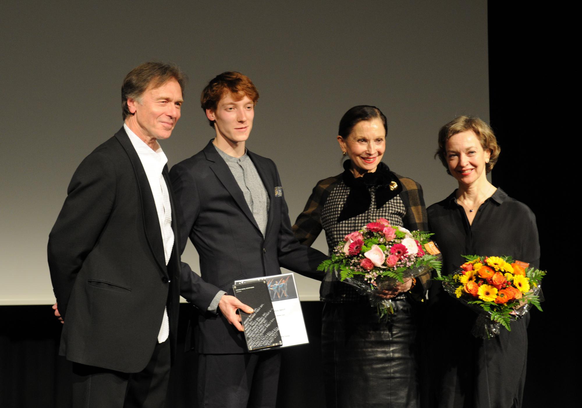 Preisträger Jonah Cook (2. v. l.) mit den JurorInnen Ivan Liska, Prof. Birgit Keil und Gigi Hyatt (v. l. n. r.)