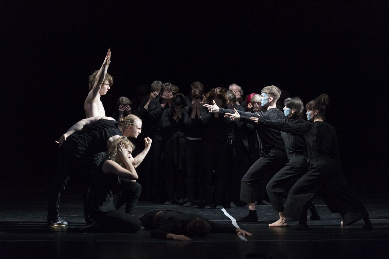 „Gute Pässe Schlechte Pässe“ von Helena Waldmann. Tanz: Ensemble.