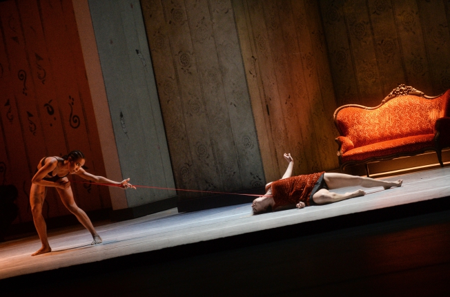 „Nightbook“ von Stephan Thoss. Tanz: Julia Headley, Emma Kate Tilson.