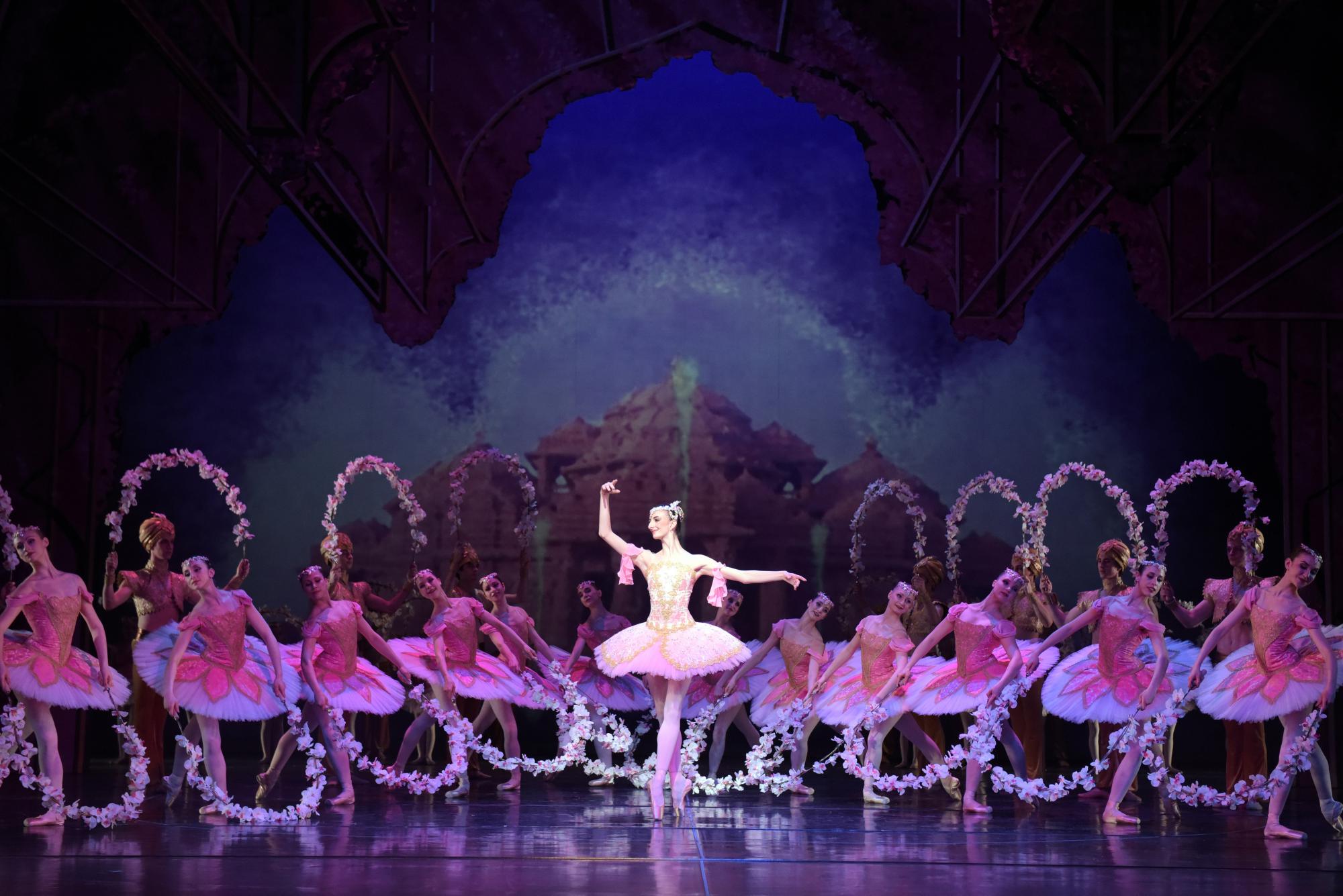 „Le Corsaire“ von Gonzalo Galguera. Tanz: Lou Beyne und Ensemble.