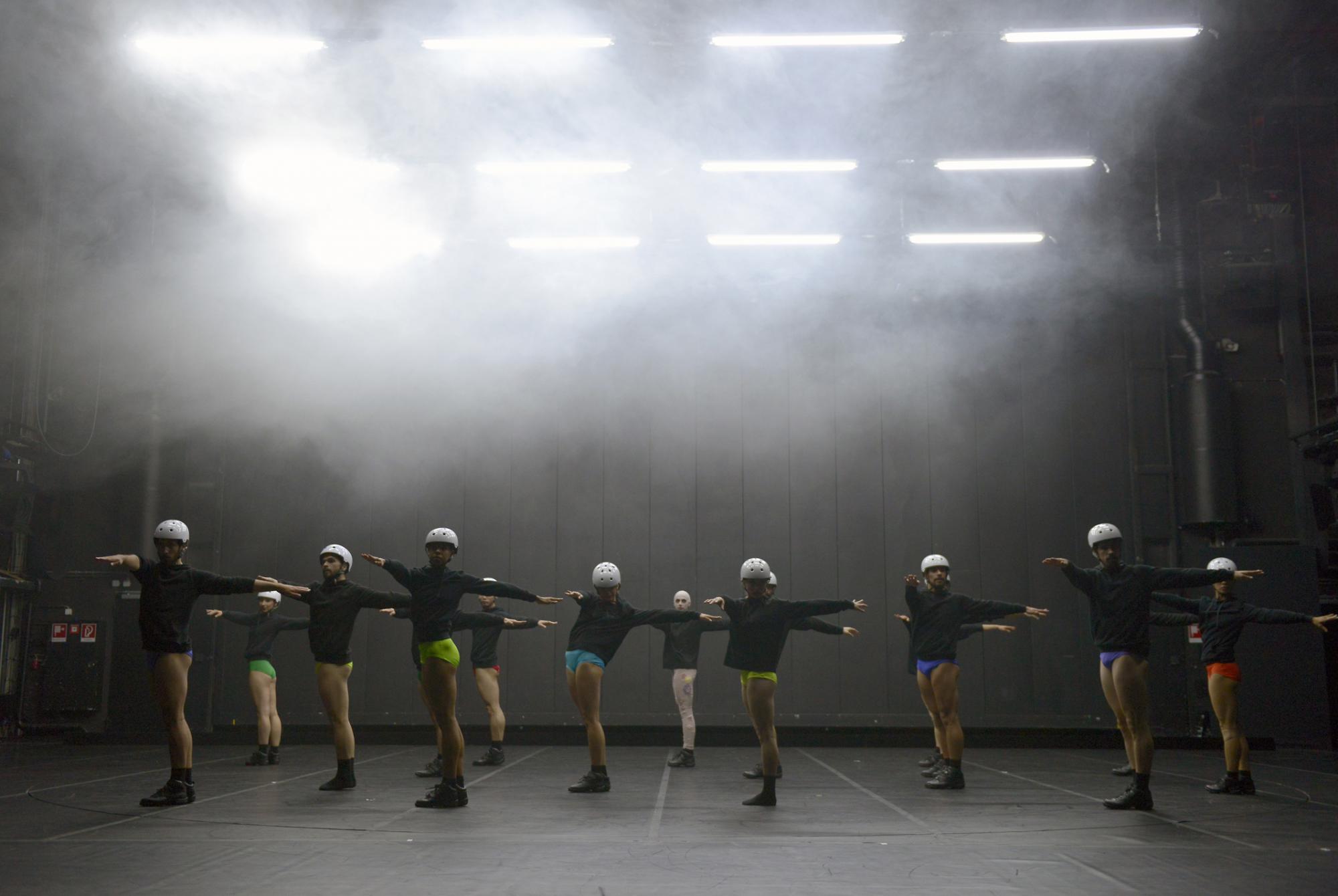 „Where have all the flowers gone“ von Jereon Verbruggen. Tanz: Ensemble.