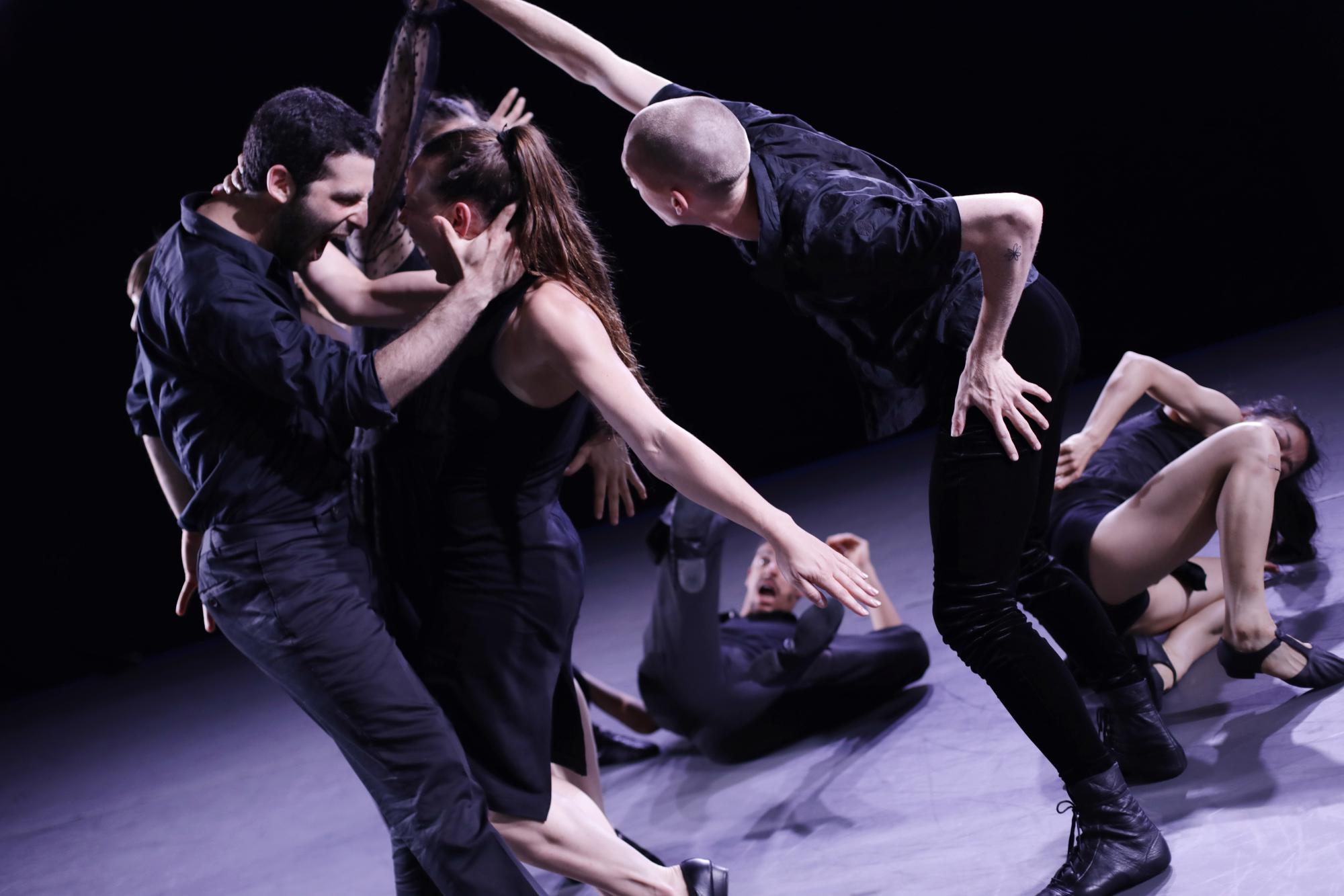 „Venezuela“ von Ohad Naharin. Tanz: Ensemble.