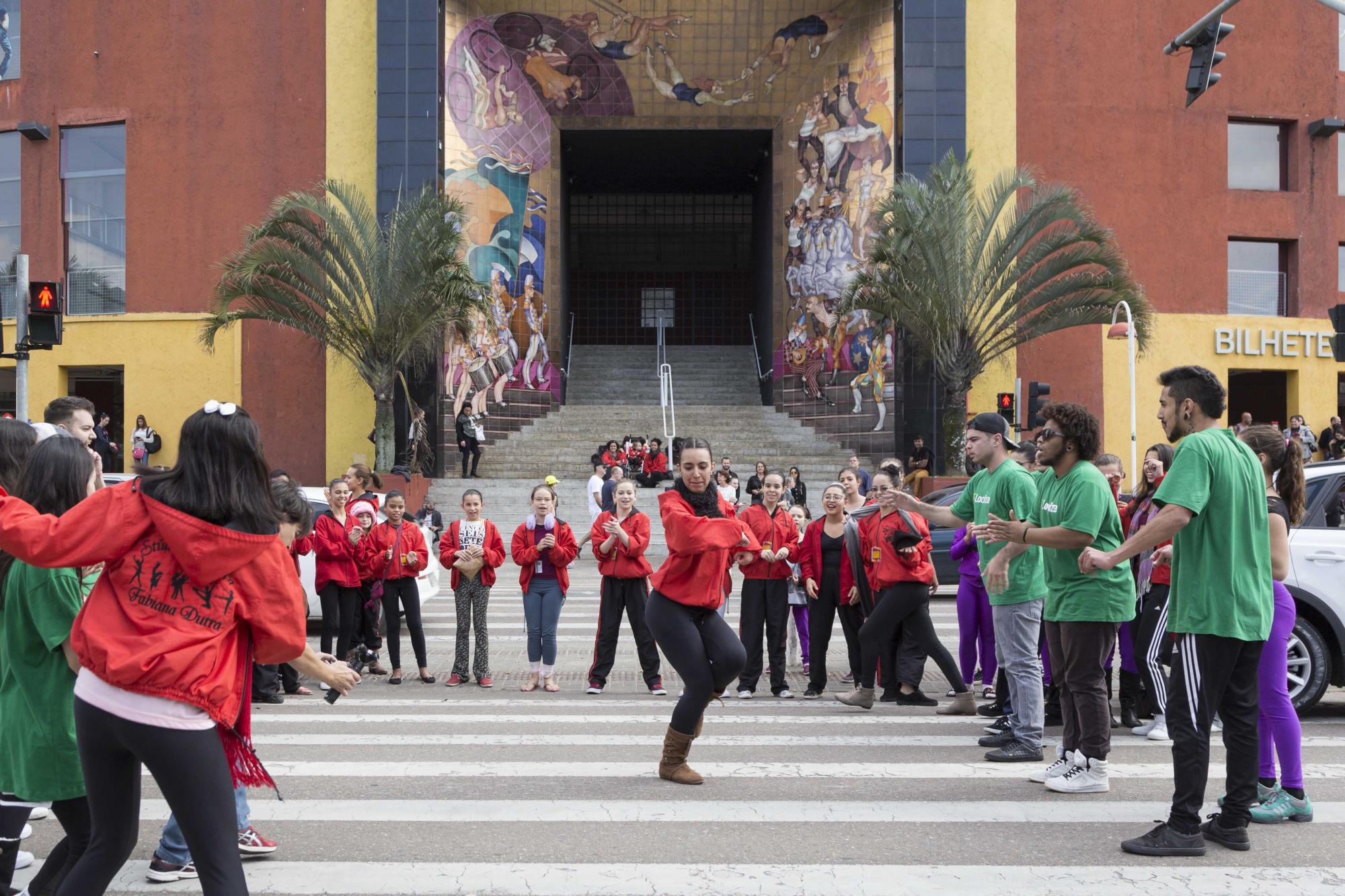 Nicht nur auf den Bühnen wird getanzt. Die gesamte Stadt Joinville ist im Tanzrausch. Hier auf der Straße vor dem Eingangsportal der Veranstaltungshalle Cau Hansen.