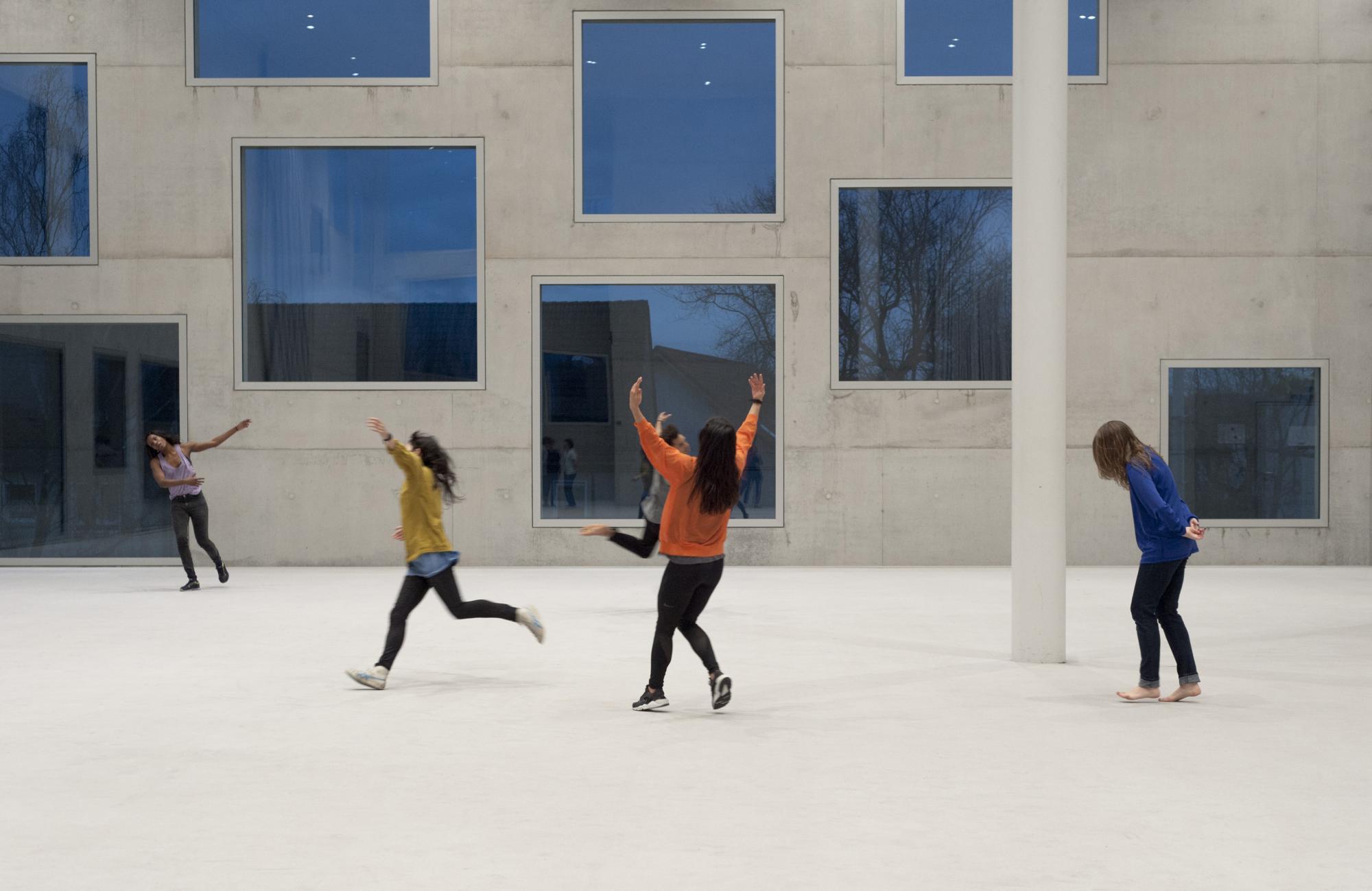 „MONUMENT 0.4: LORES &amp; PRAXES (a ritual of transformation)“ von Eszter Salamon.