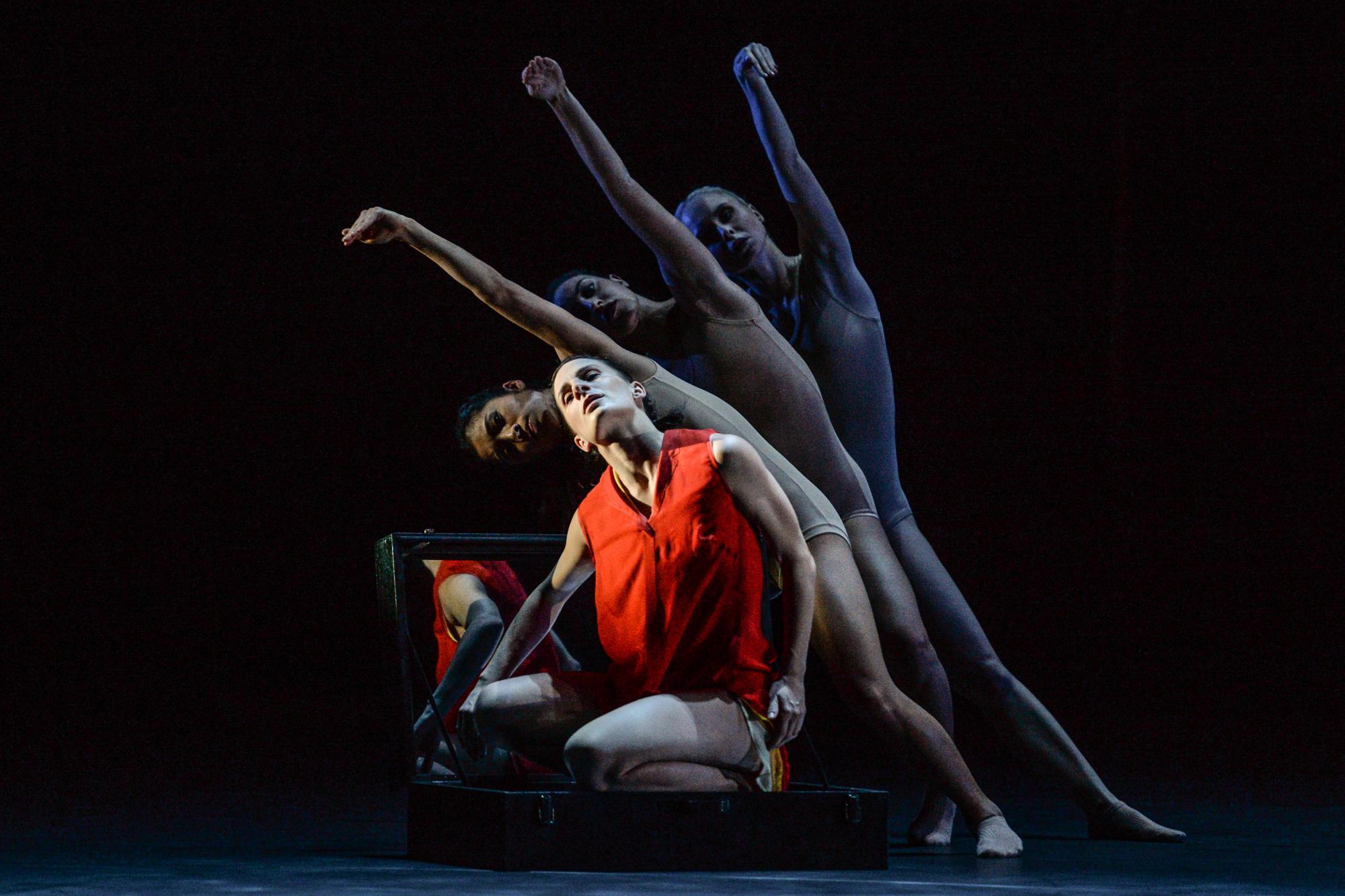 „Der Tod und das Mädchen“ von Stephan Thoss. Tanz: Chiara Dal Borgo, Ayumi Sagawa, Silvia Cassata, Helga Kristin Ingolfsdottir