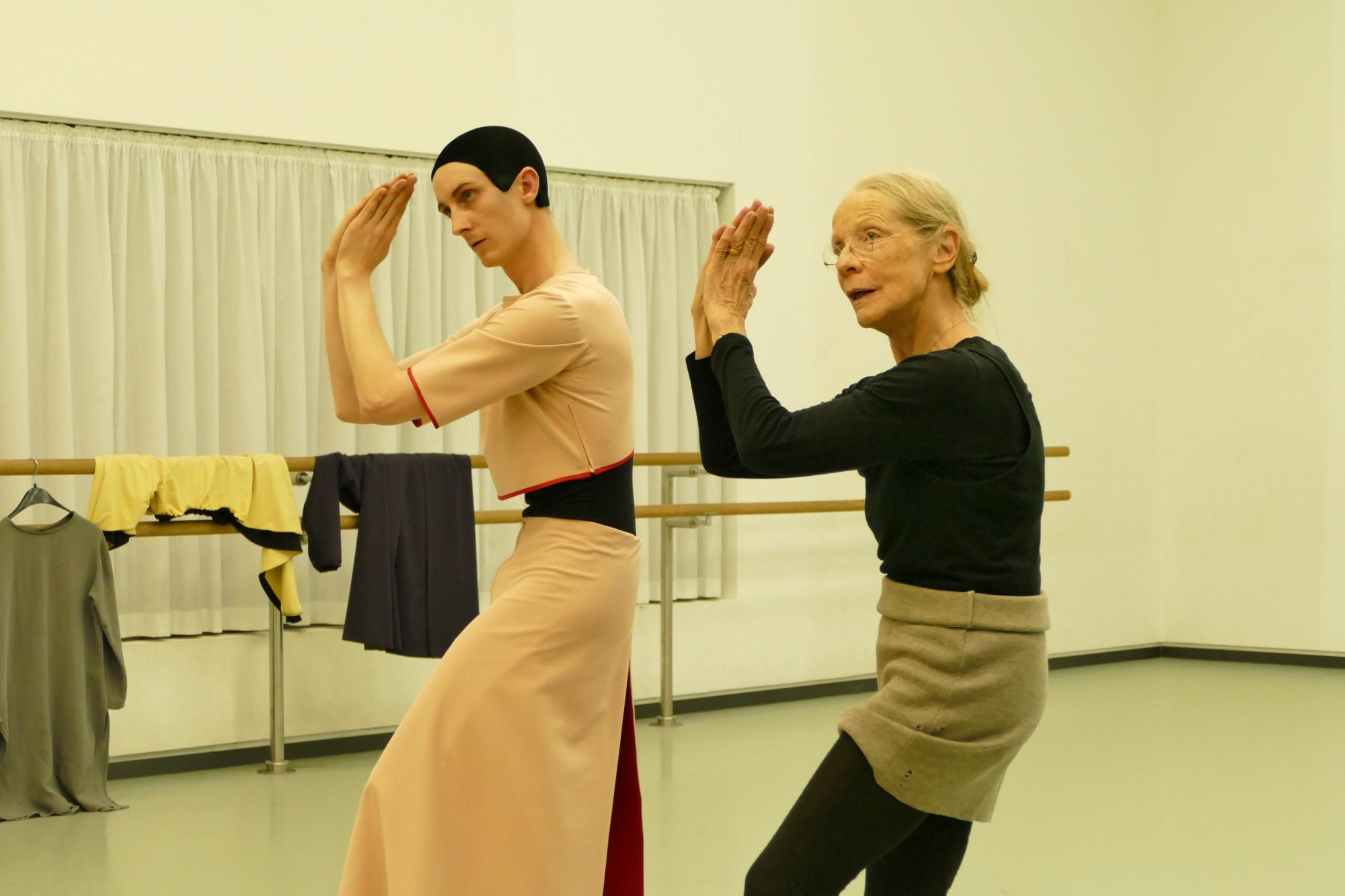 „Vogelsang meets Hoyer“ an der Staatlichen Ballettschule Berlin: Probe von Nils Freyer mit Susanne Linke