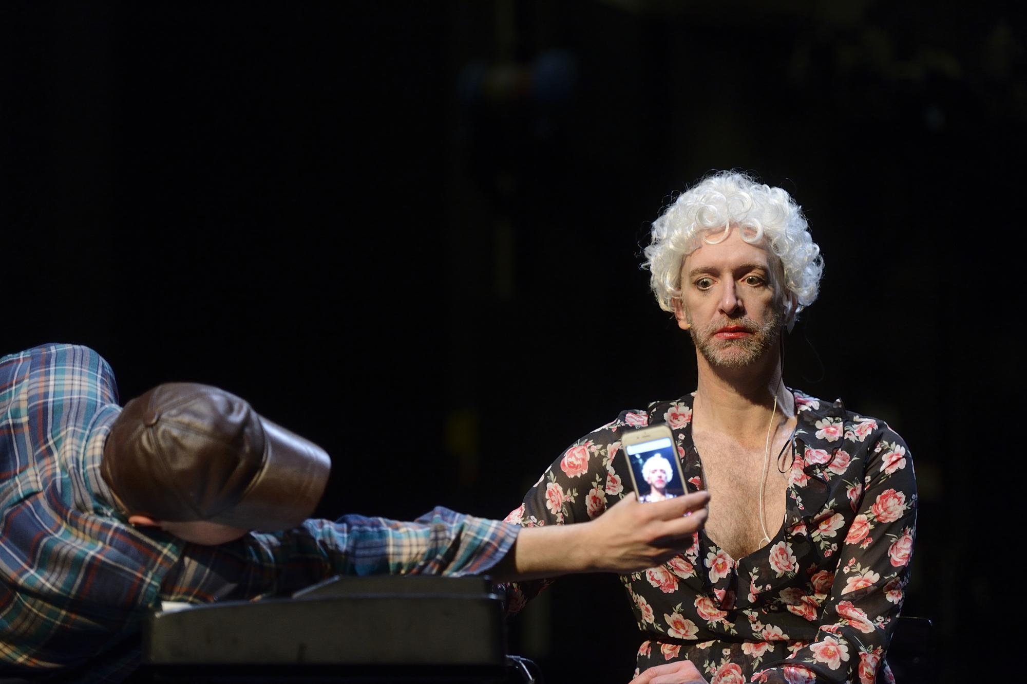 „Out“ von Ivo Dimchev. Tanz: Ivo Dimchev und Christopher Roman