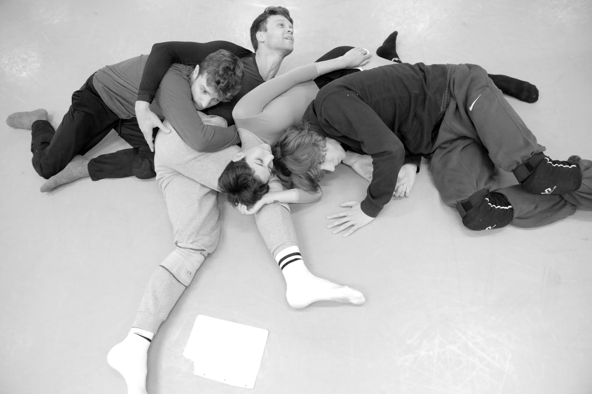 Dustin Klein bei der Probe für den Abend „Junge Choreographen“. Tanz: Matteo Dilaghi, Dustin Klein, Maria Daniela González Muñoz und Jonah Cook