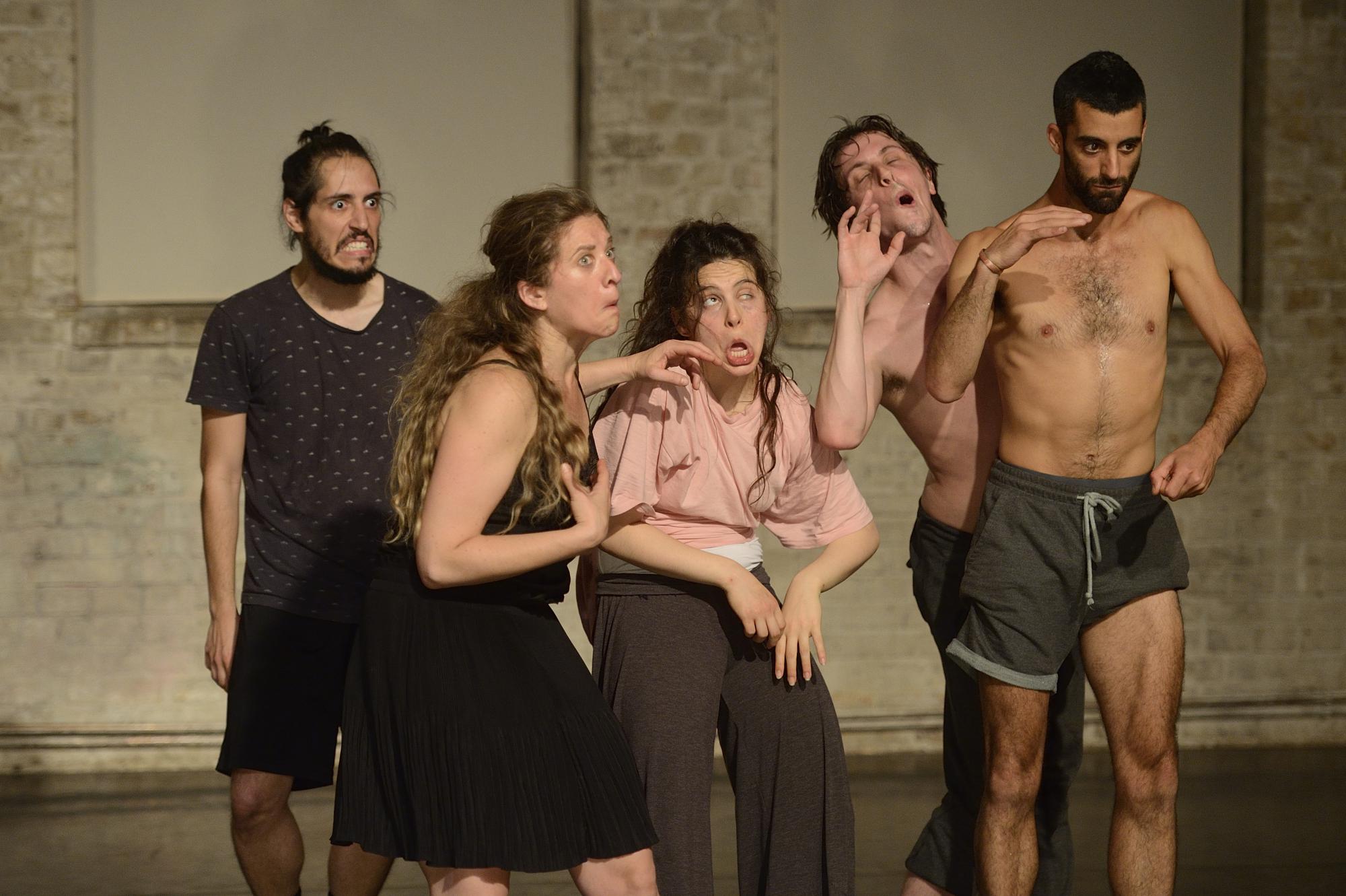 „The Jewish Connection Project“ von Lisi Estaras und Ido Batash. Tanz: Avidan Ben Giat, Lisi Estaras, Tamar Honig, Yohan Vallée und Ido Batash (v.l.n.r.)