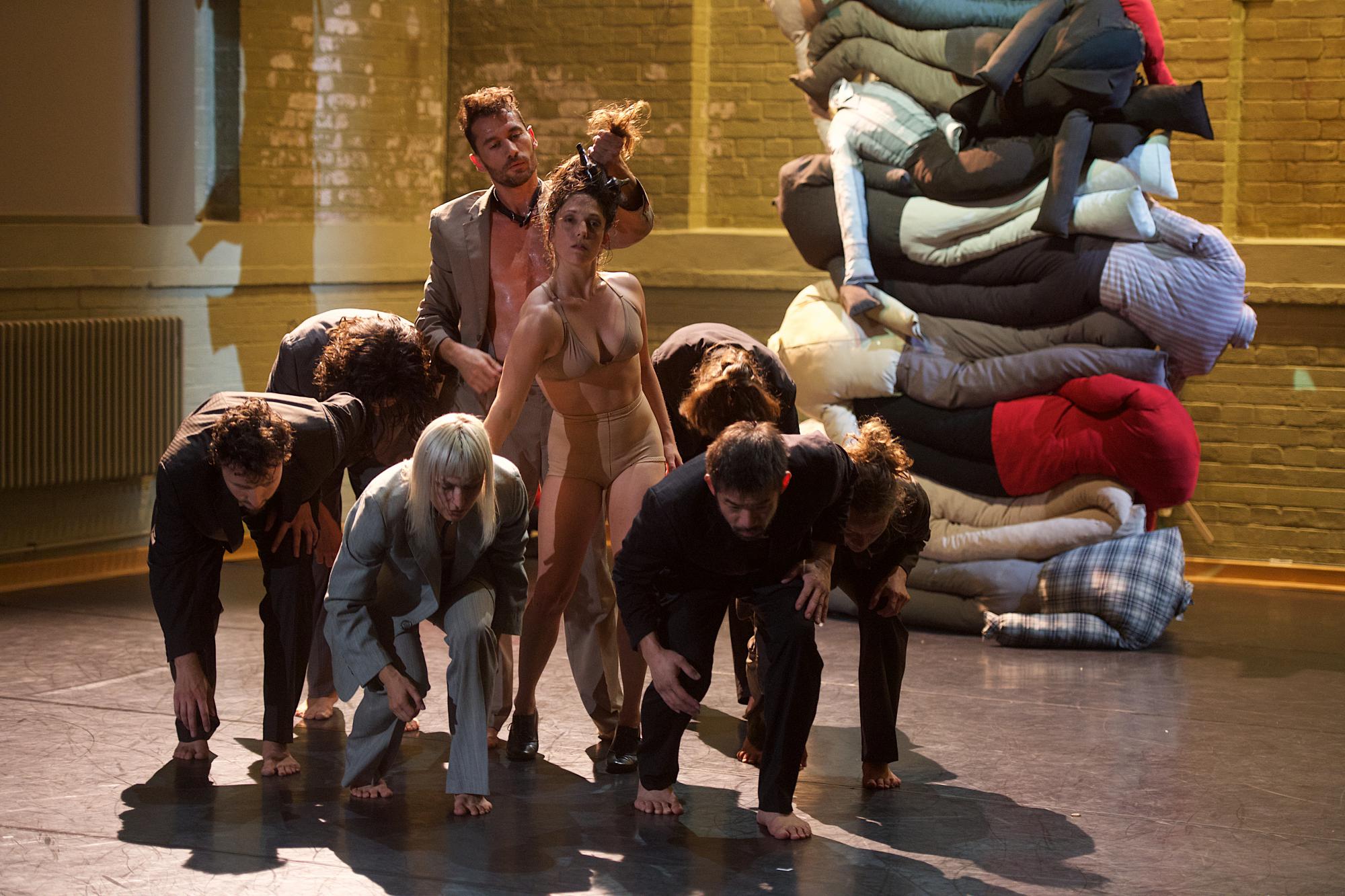 „volto umano“ von Toula Limnaios. Tanz: Leonardo d’Aquino, Alessio Scandale, Karolina Wyrwal, Daniel Afonso, Priscilla Fiuza, Alba de Miguel, Hironori Sugata und Katja Scholz (v.l.n.r.)