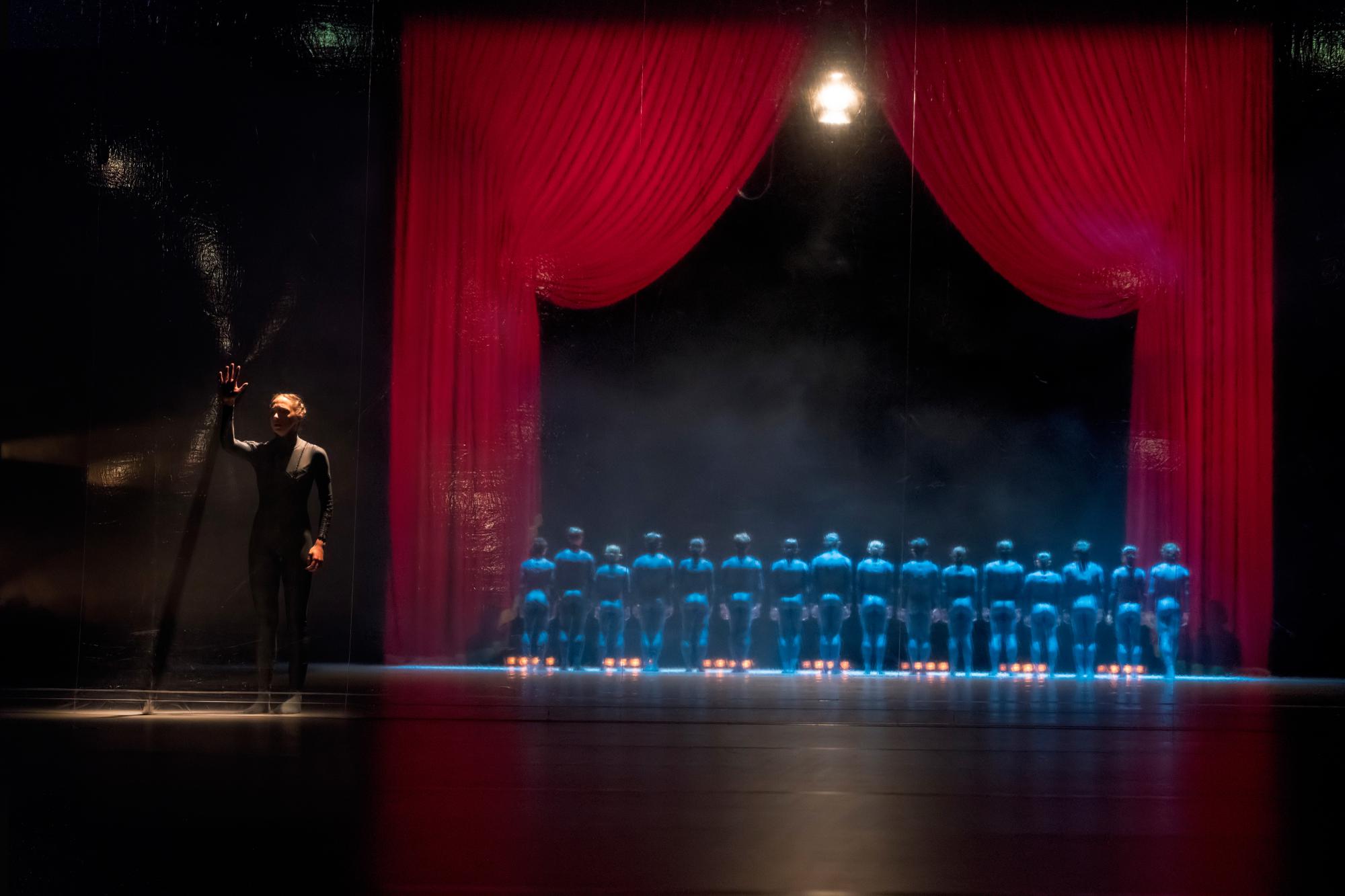 „Dekade“ („Treibhaus“) von Goyo Montero, Tanz: Isidora Markovic und Ensemble