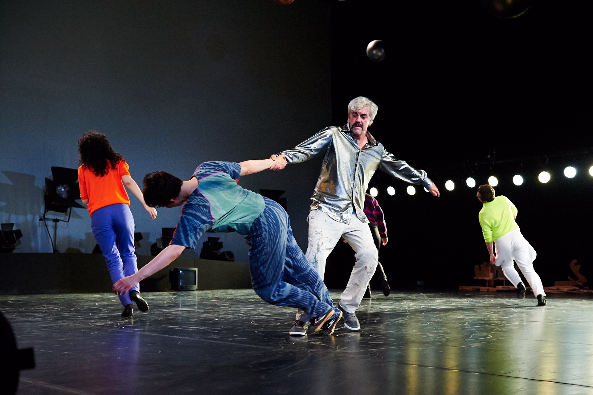 „Built to Last“ von Meg Stuart. Tanz: Ensemble