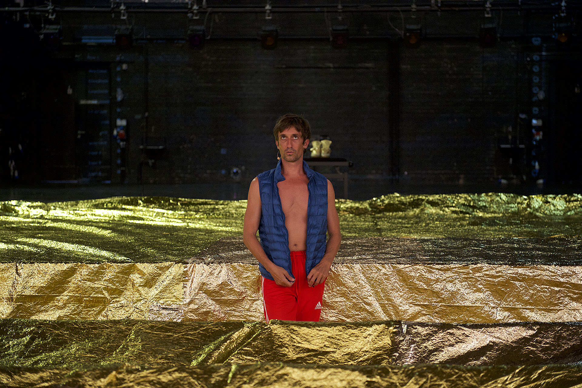 „Oh Louis...“ von Robyn Orlin. Tanz: Benjamin Pech