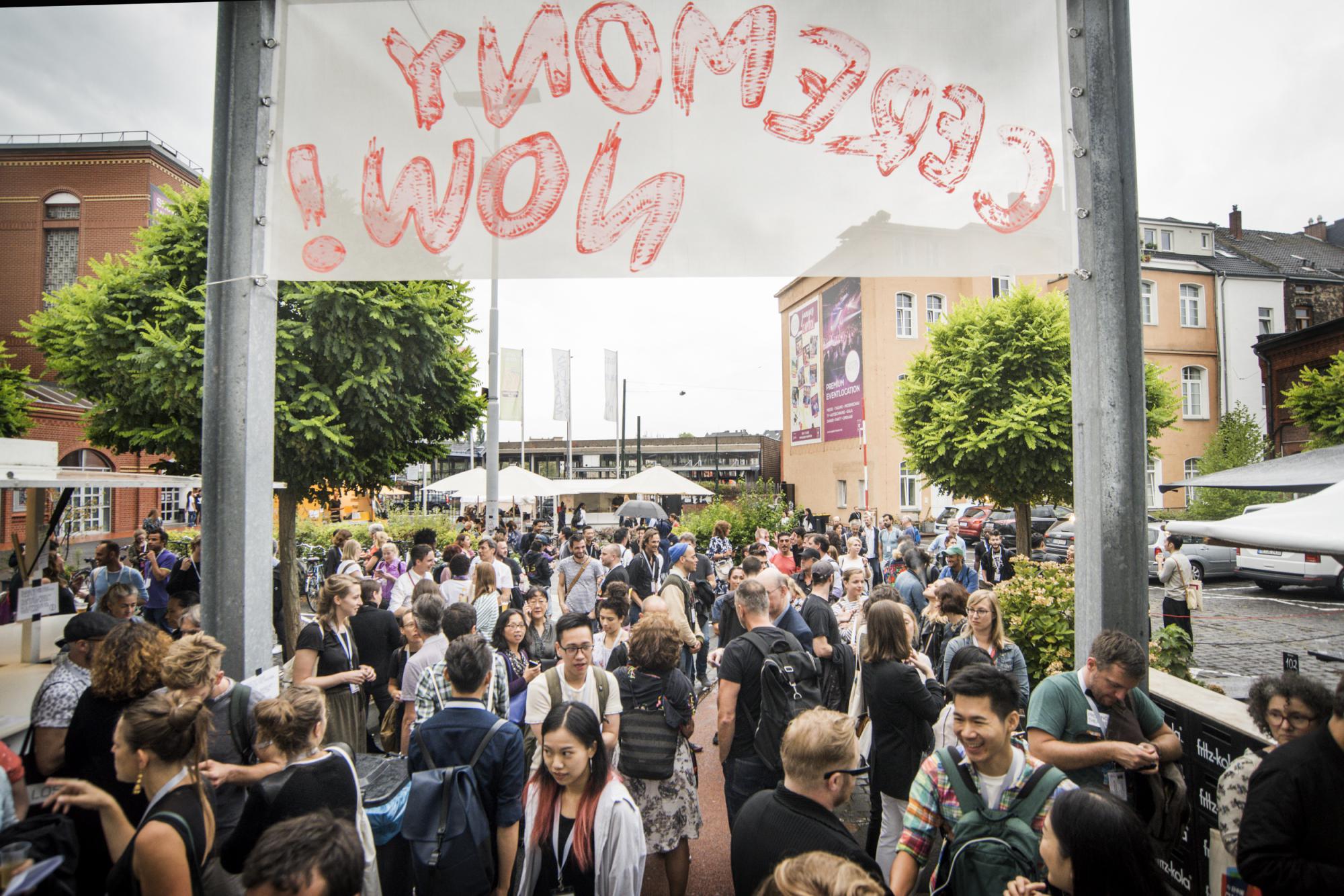 Eröffnung vor dem tanzhaus nrw