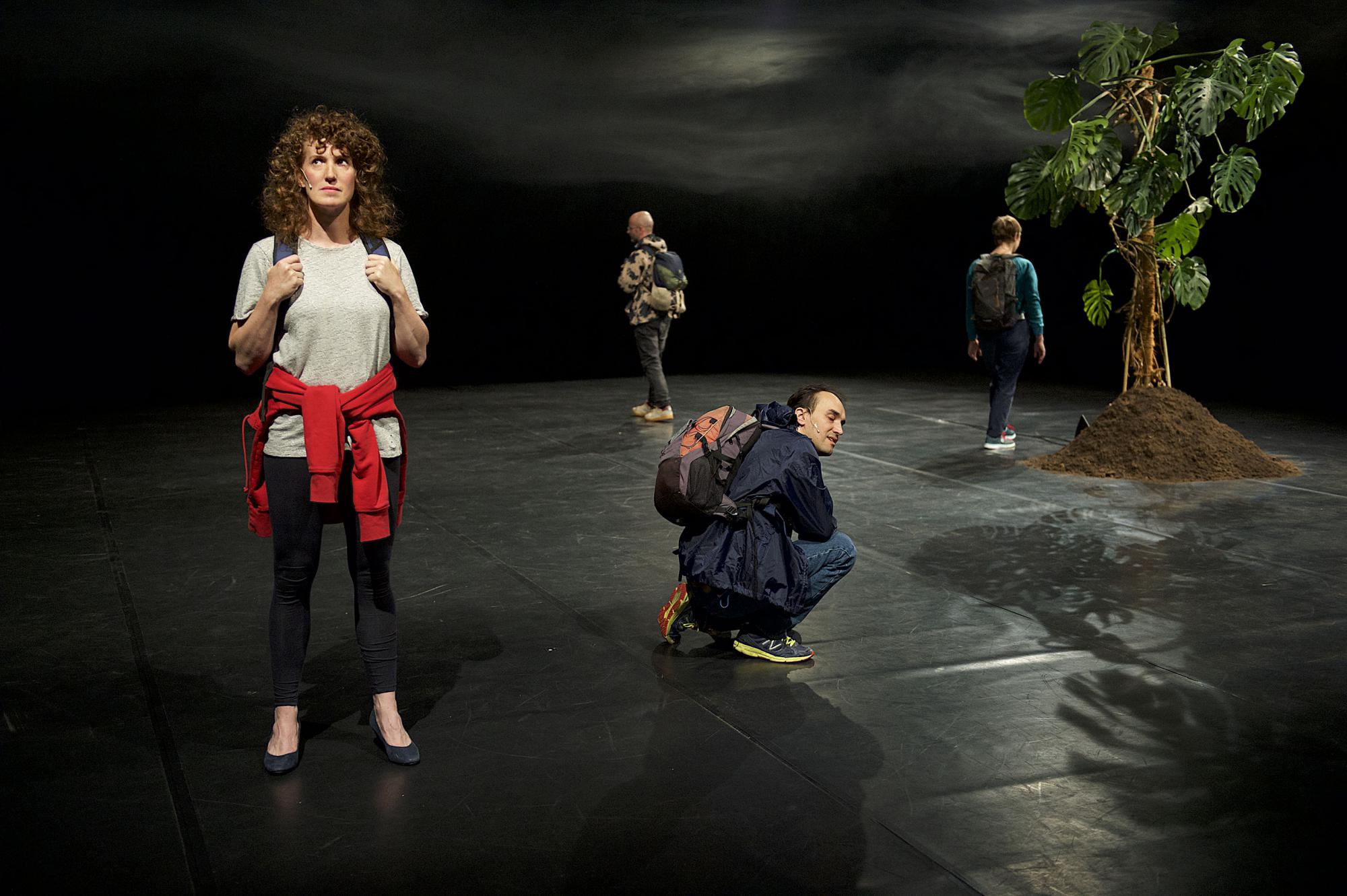 „Conversations out of Place“ von Ivana Müller. Tanz: Hélène Iratchet, Julien Lacroix, Vincent Weber &amp; Anne Lenglet (v.l.n.r.)