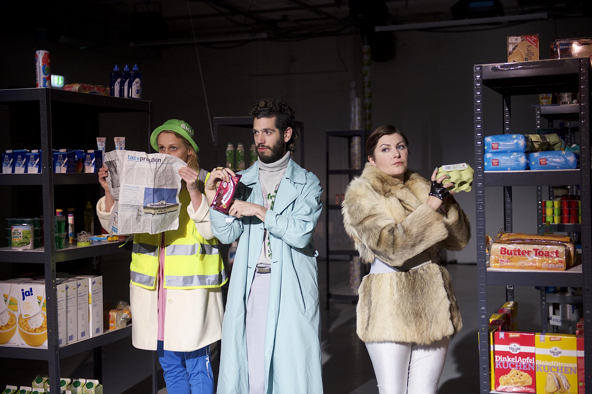 „the price is right“ von Cécile Bally. Tanz: Marie Ursin, Asaf Aharonson, Cathy Walsh