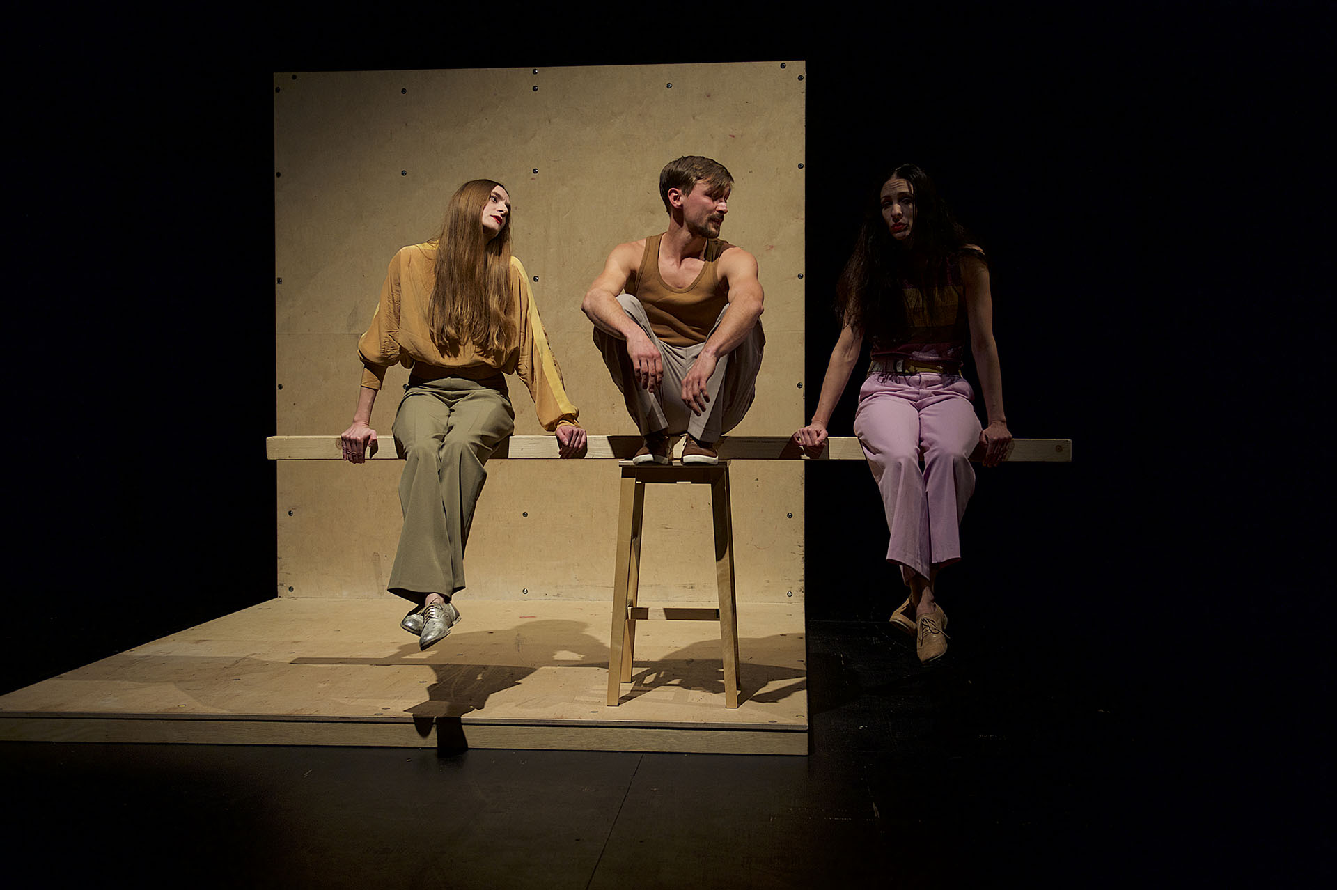 „The Emergency Artist“ von Clément Layes. Tanz: Ana Vnučec , Steven Koglin, Dina Ekštjn (v.l.n.r.)