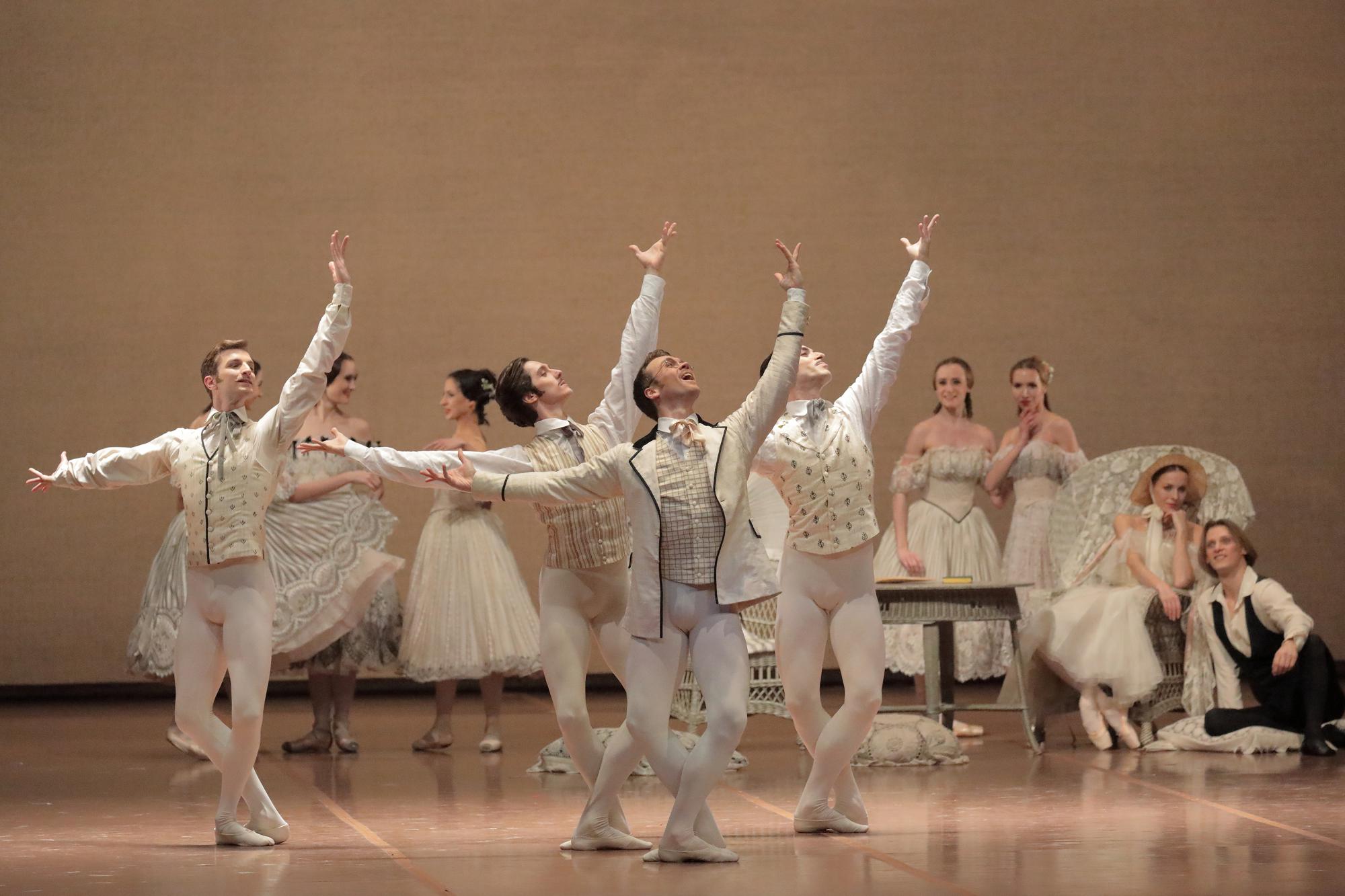 „Kameliendame“ von John Neumeier. Tanz: Matteo Dilaghi, Jan Špunda, Dustin Klein, Robin Strona