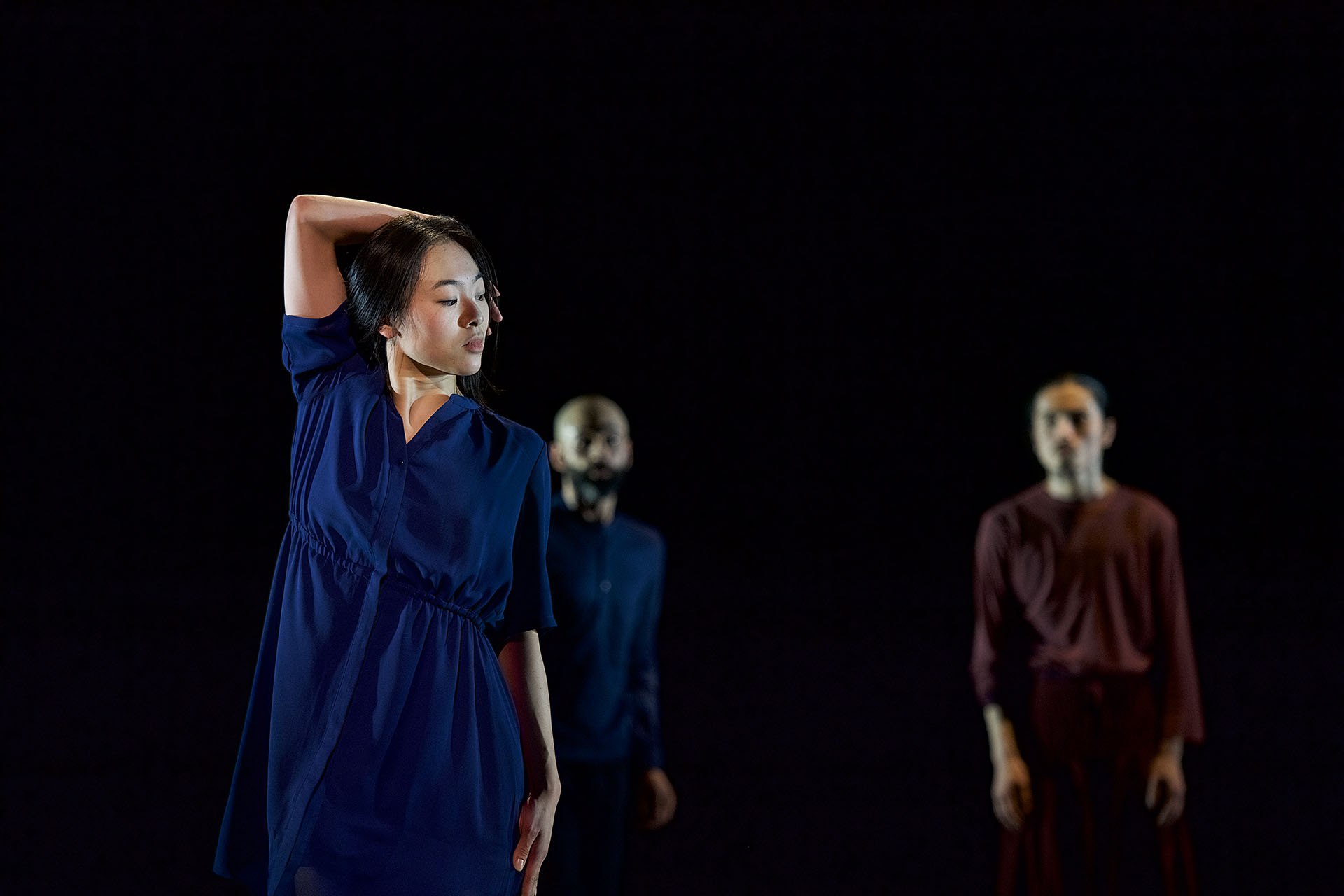 „tongue twisters“ von Modjgan Hashemian. Tanz: Tian Gao, Amr Karkout, Eiji Takeda (v.l.n.r.)