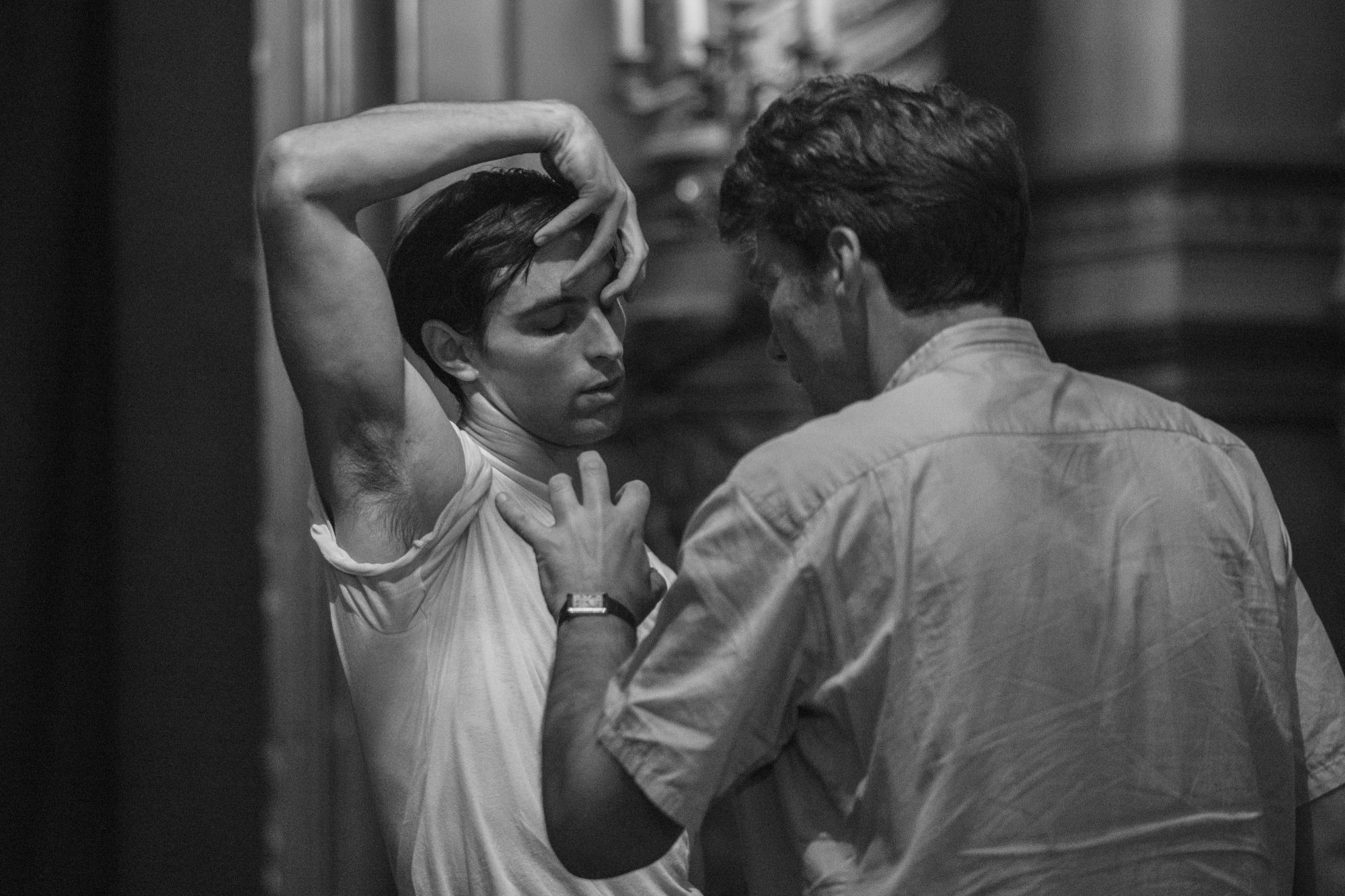 Marco Goecke mit Marc Moreau bei den Proben zu „Dogs Sleep“ an der Pariser Oper