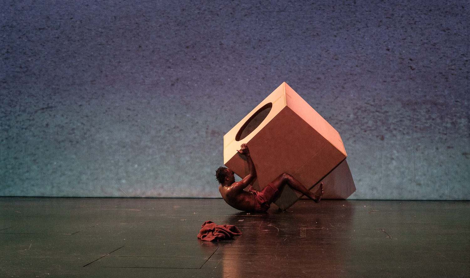 „Je sors de nulle part mais d'un trou obscur“ von Taigué Ahmed