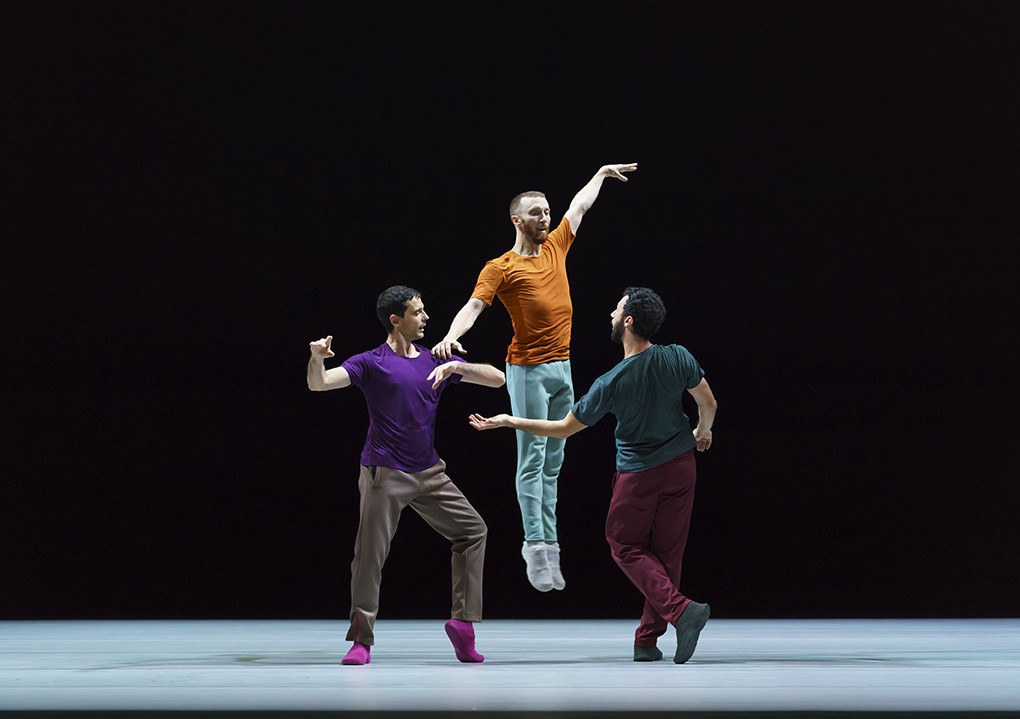 „A Quiet Evening of Dance“ von William Forsythe. Tanz: Ander Zabala, Riley Watts, Brigel Gjoka