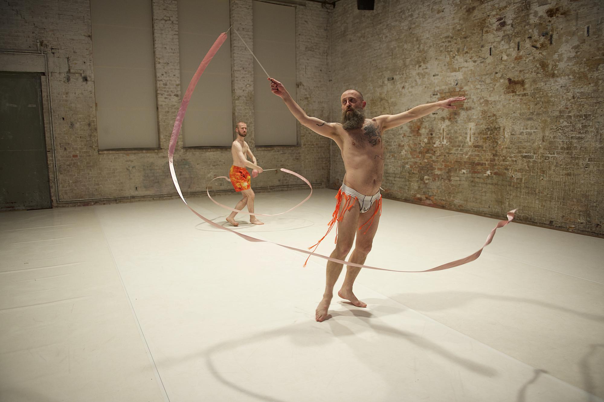 „Dad &amp; Son #2 (Ribbon Dance)“ von Frédéric Gies. Tanz: Samuel Draper &amp; Frédéric Gies