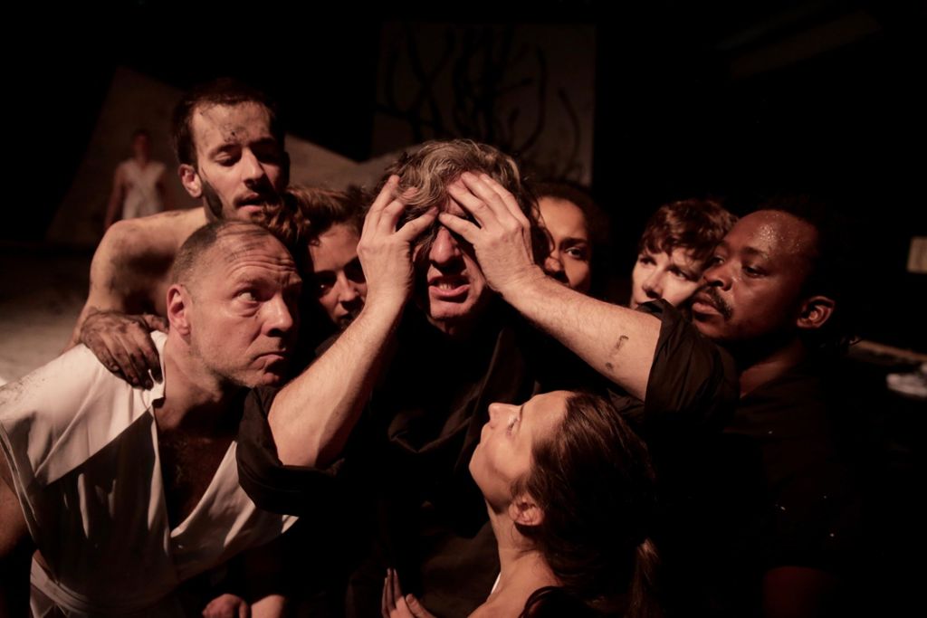 „Die Backchen - Lasst uns tanzen“ von Wim Vandekeybus