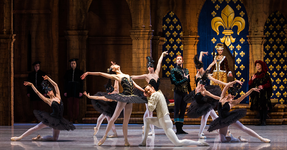 „Schwanensee“ von Aaron S. Watkin. Tanz: Sangeun Lee, Dmitry Semionov