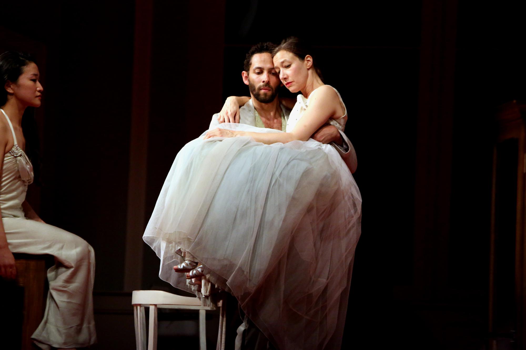 &quot;Er nimmt sie an der Hand und führt sie in das Schloß, die anderen folgen -
Ein Stück von Pina Bausch&quot; im Opernhaus Wuppertal