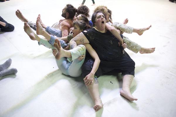 „The Nature of Us“ von und mit Angela Schubot und Jared Gradinger. Tanz: Liz Rosenfeld (v), Andrius Mulokas, Jared Gradinger, Anouk Thériault, Roberto Martínez, Angela Schubot &amp; Andreea David