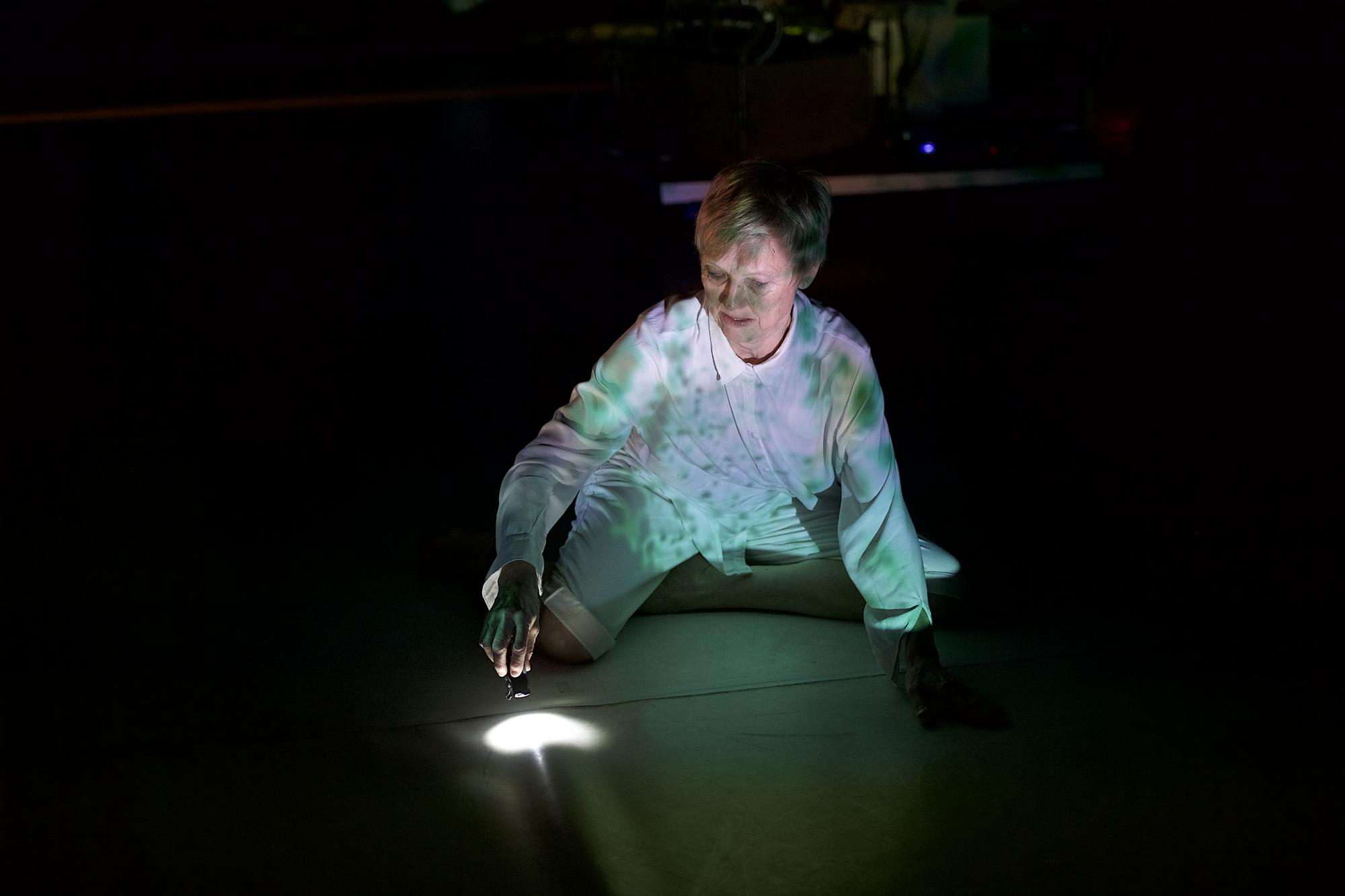 „Die Architekur der Linie“ von Riki von Falken. Tanz: Riki von Falken