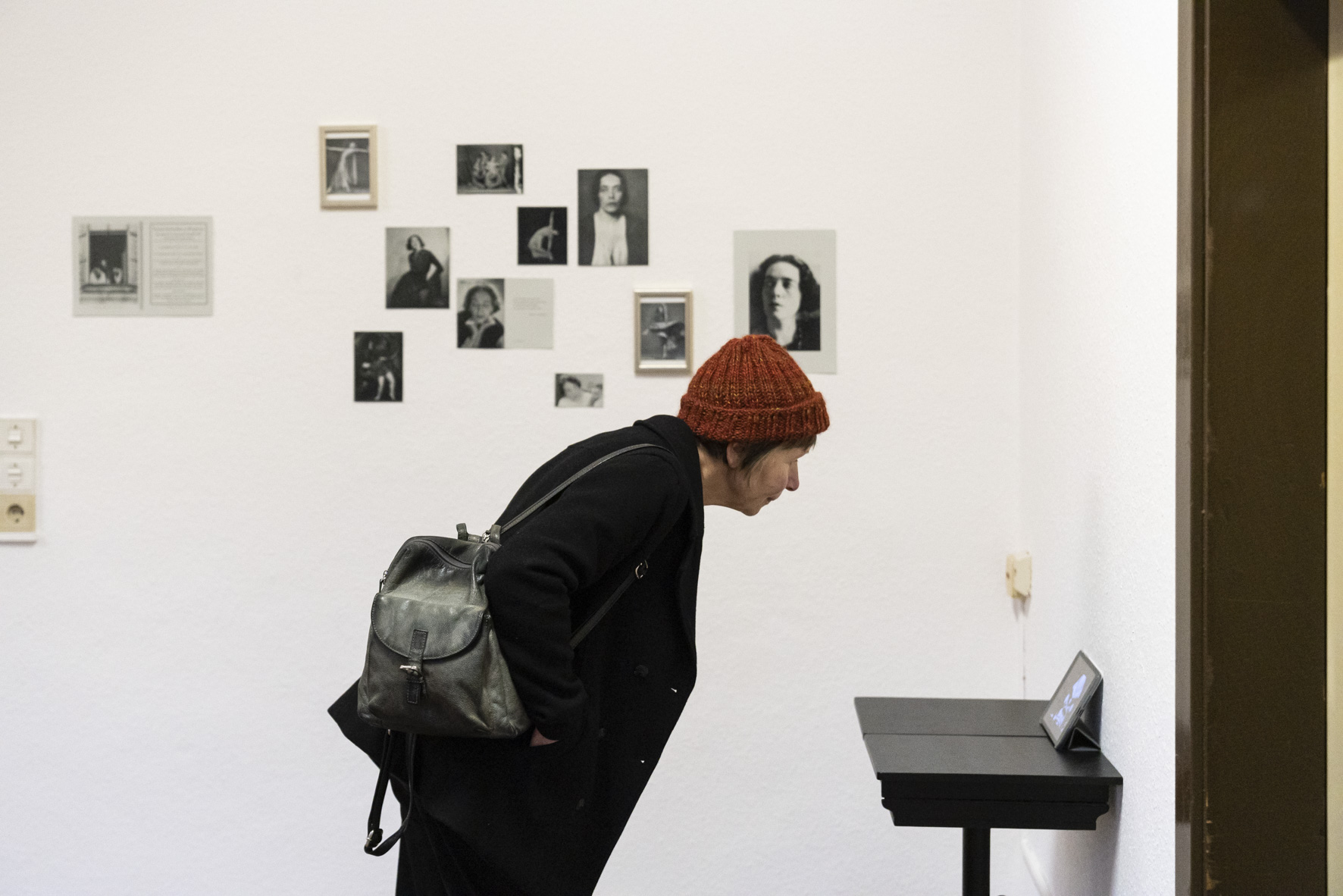 Besucherin der Ausstellung zum Leben Mary Wigmans beim Tag der Offenen Tür in der Villa Wigman e.V.