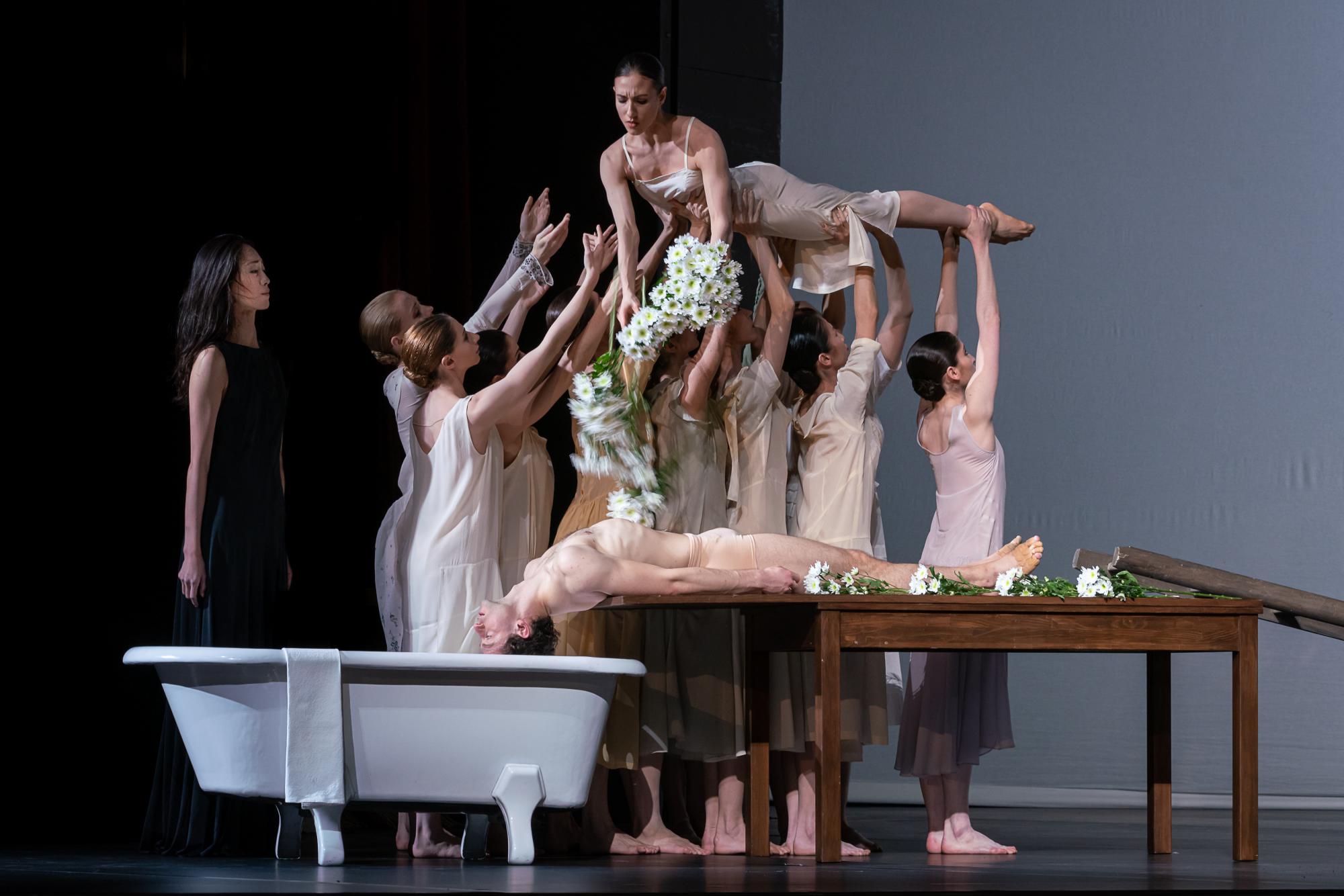 „Iphigenie auf Tauris“ von Pina Bausch. Tanz: Francesco Pio Ricci