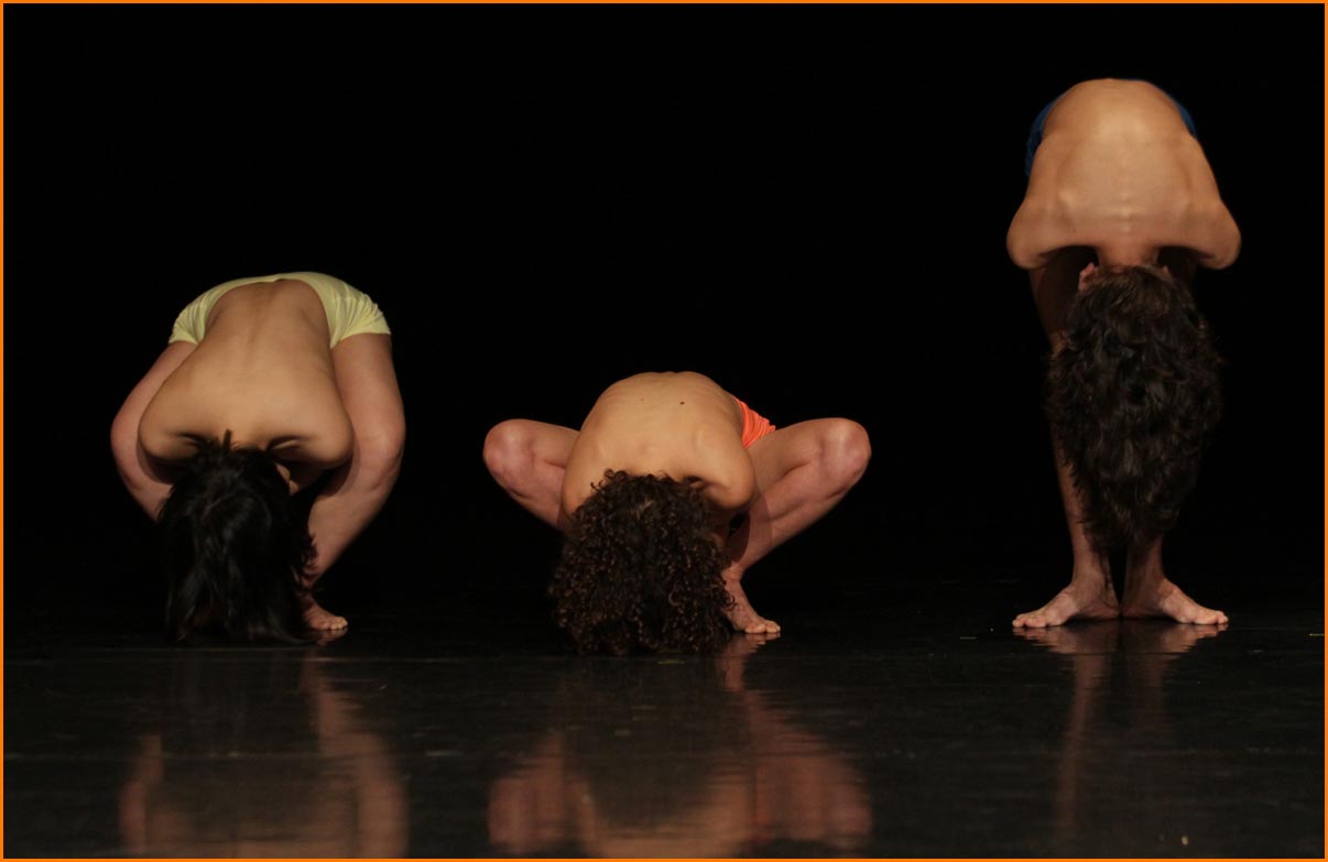 „foreign body trio“ von Howool Baek. Tanz: Matthias Erian, Nicole Michalla, Lorenzo Savino, Shoko Seki