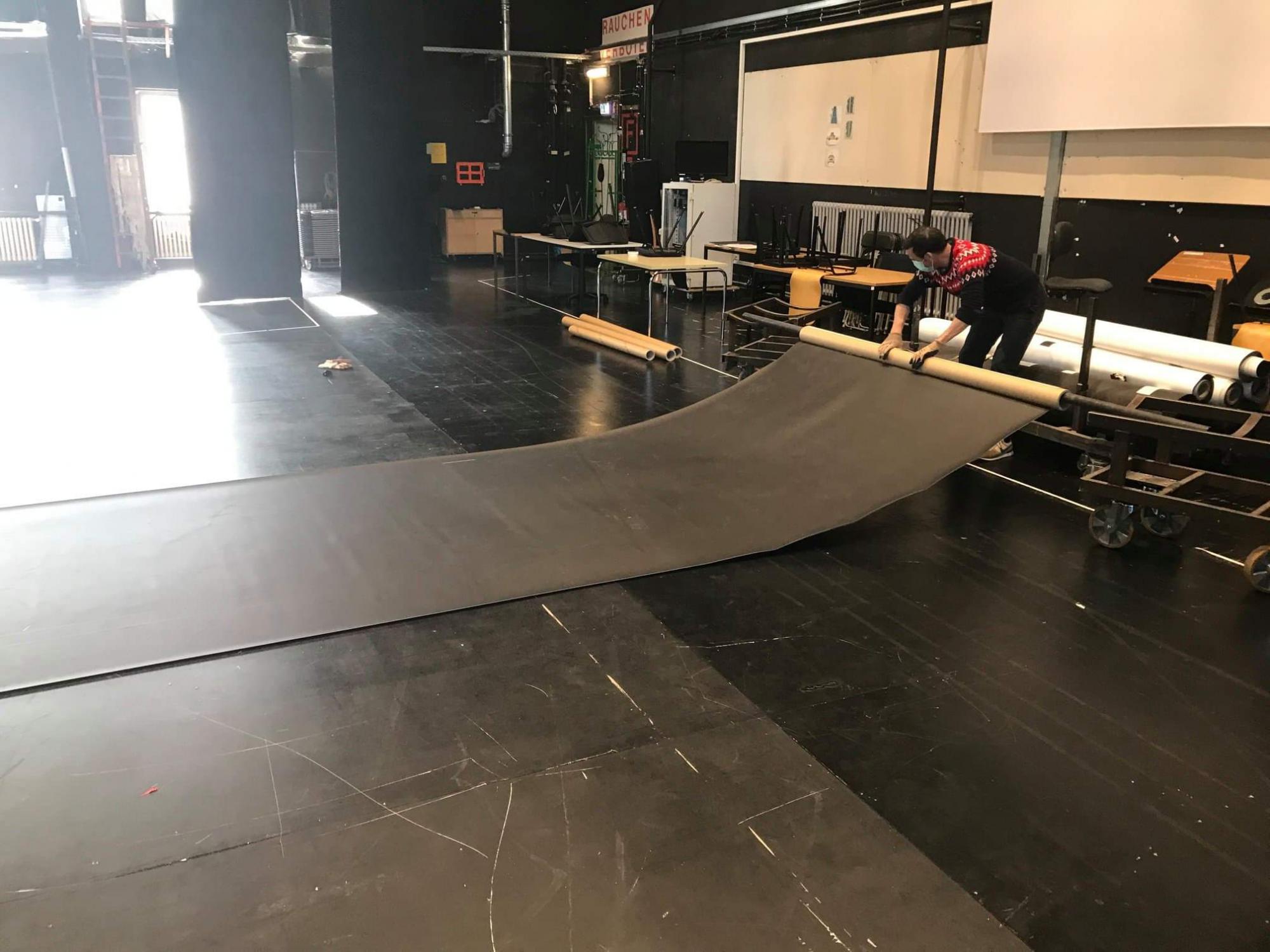 Tanzteppich beim Staatsballett Berlin wird fürs Heimtraining zugeschnitten