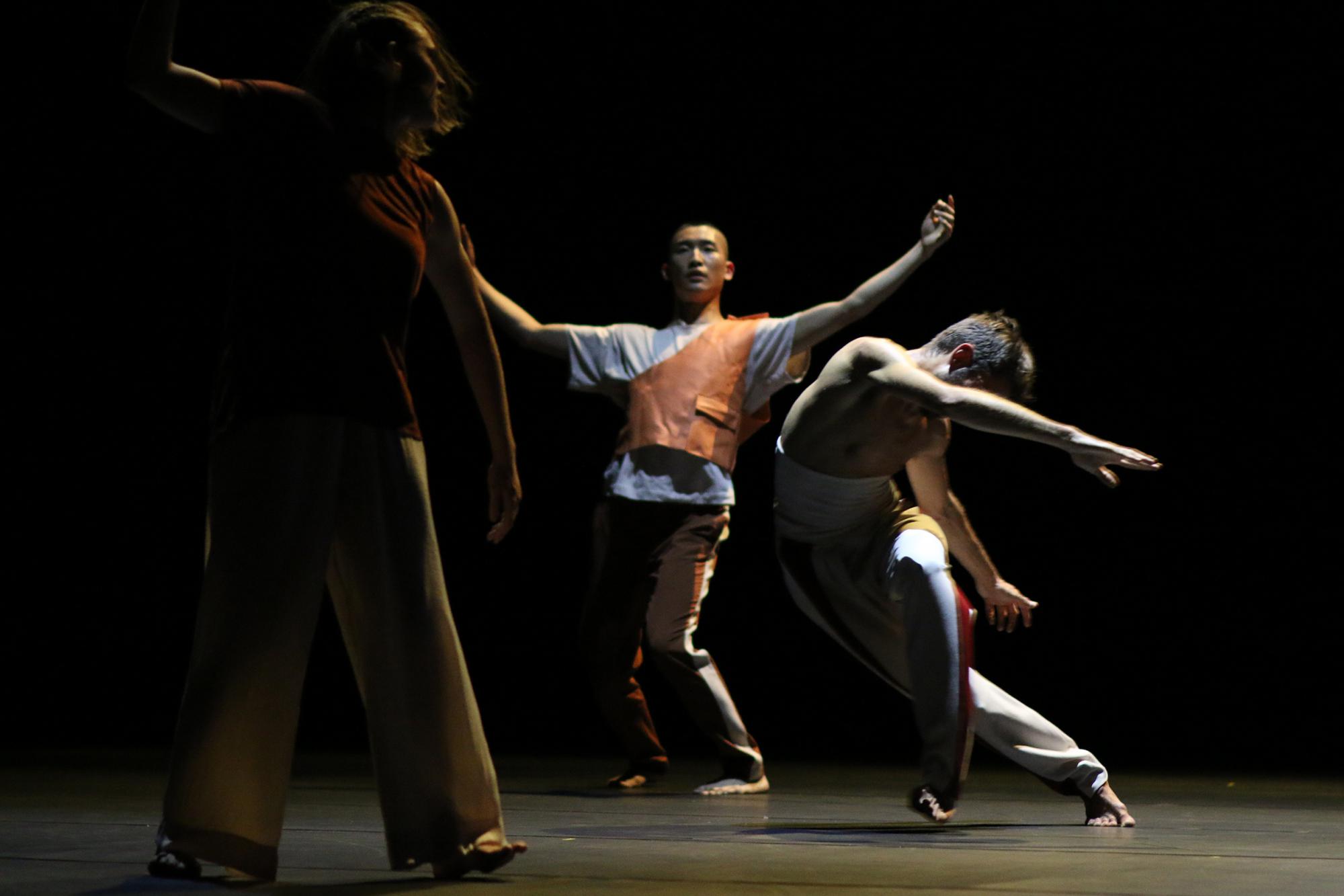 „45“ von Damian Gmür. Tanz: Stella Covi, Bae Hyeon Woo und Abraham Iglesias Rodriguez Damian Gmür.