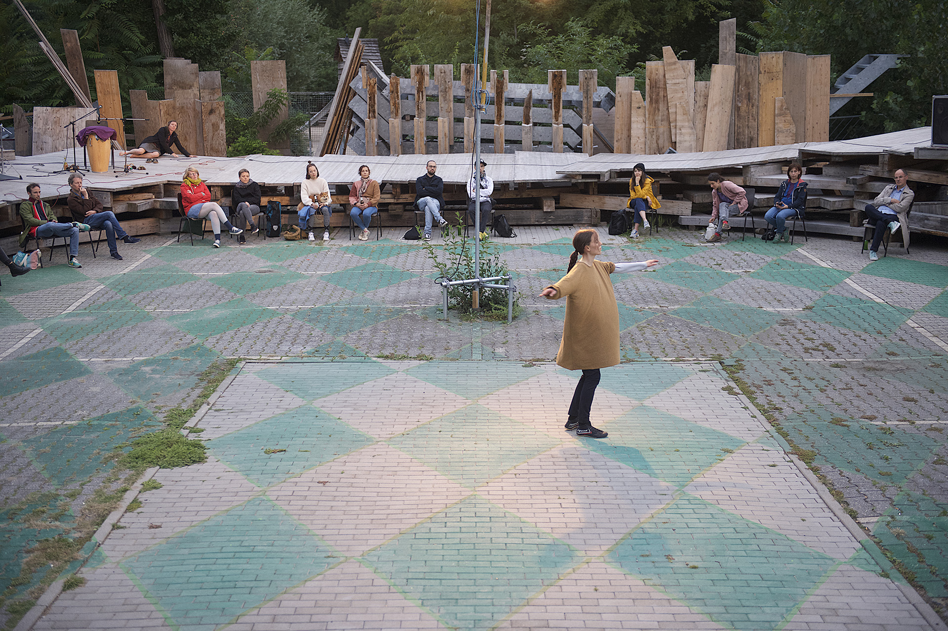 „Turning Solo“ von Isabelle Schad. Tanz: Jasmin İhraç