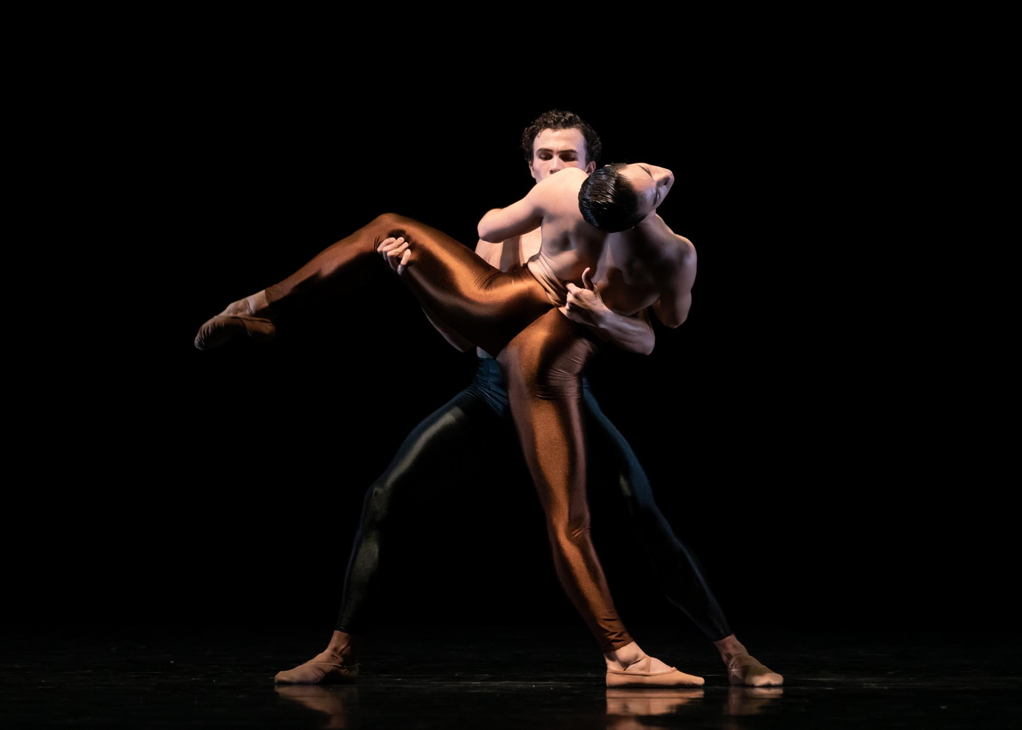 „Kleines Requiem“ von Hans van Manen. Tanz: Skyler Maxey Wert und Alejando Martinez