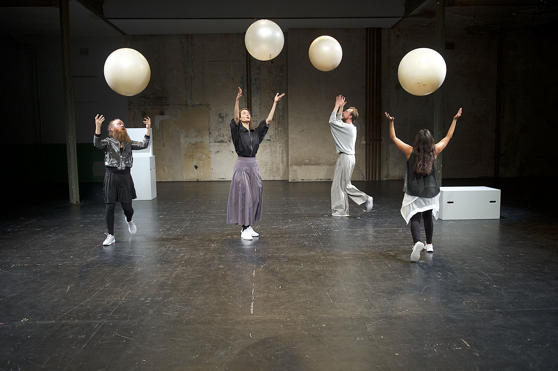 „slave to the rhythm“ von Hermann Heisig. Tanz: Jessica Batut, Ixchel Mendoza Hernandez, Hermann Heisig &amp; Pieter Ampe